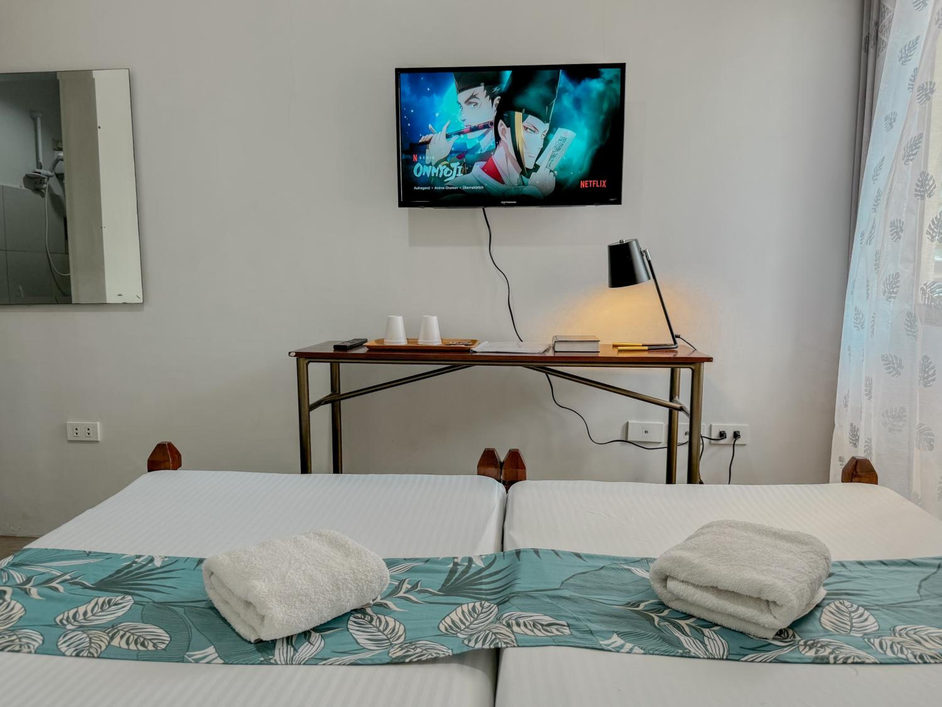 Deluxe Twin Room - Photo 8