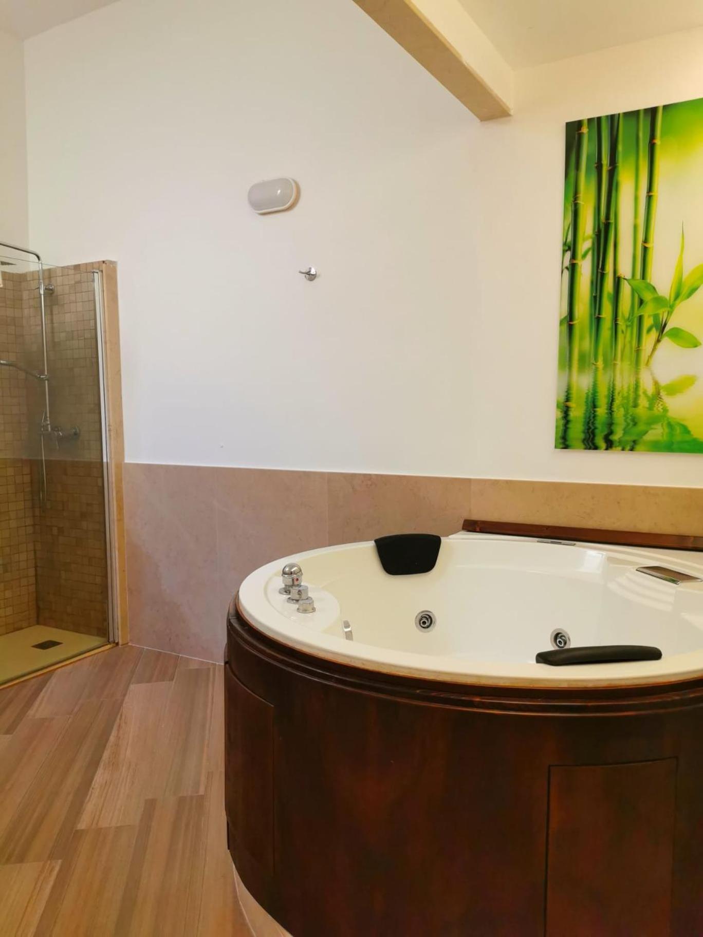 Double Room with Spa Bath photo 3