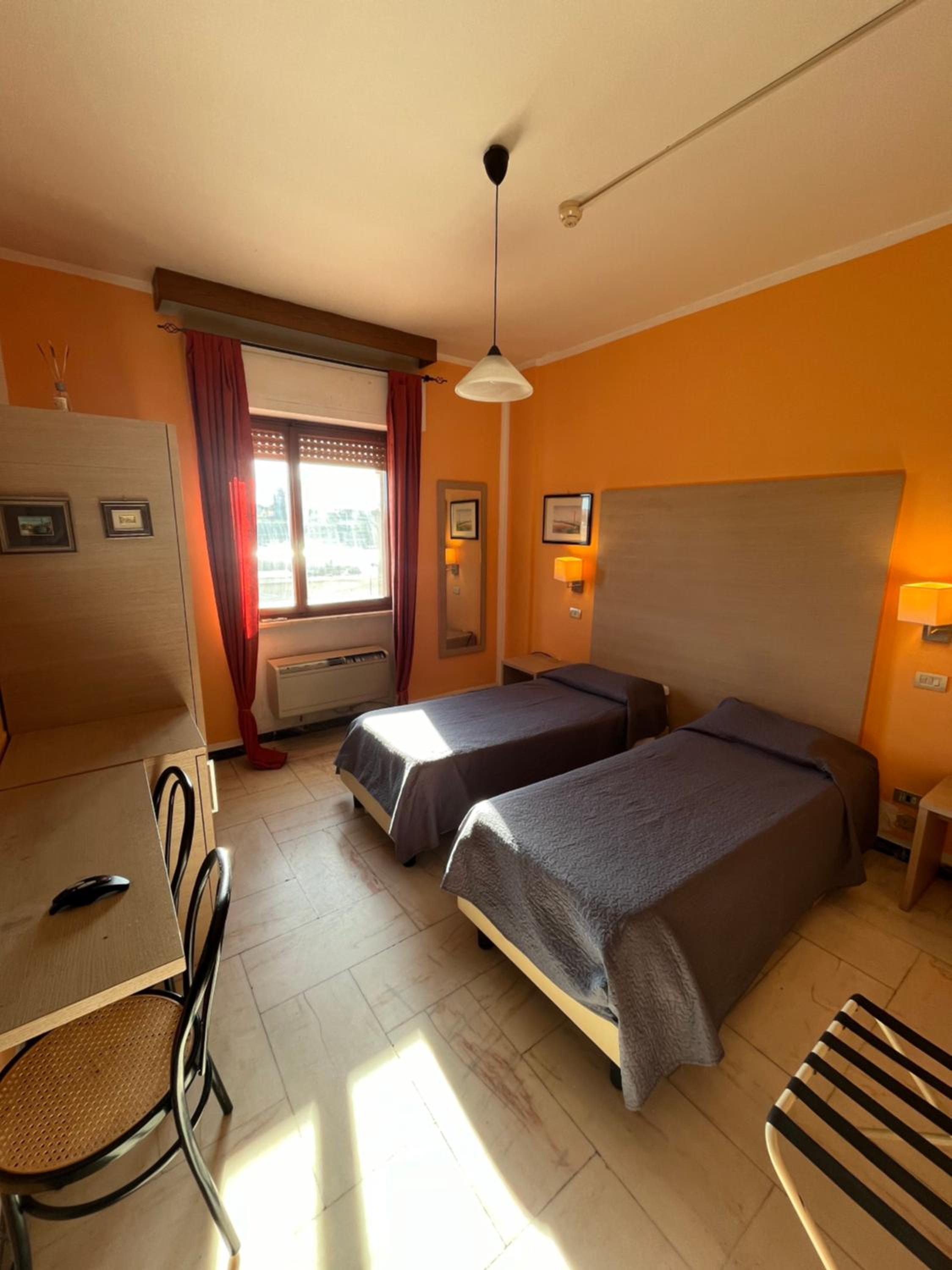 Zweibettzimmer mit Bad