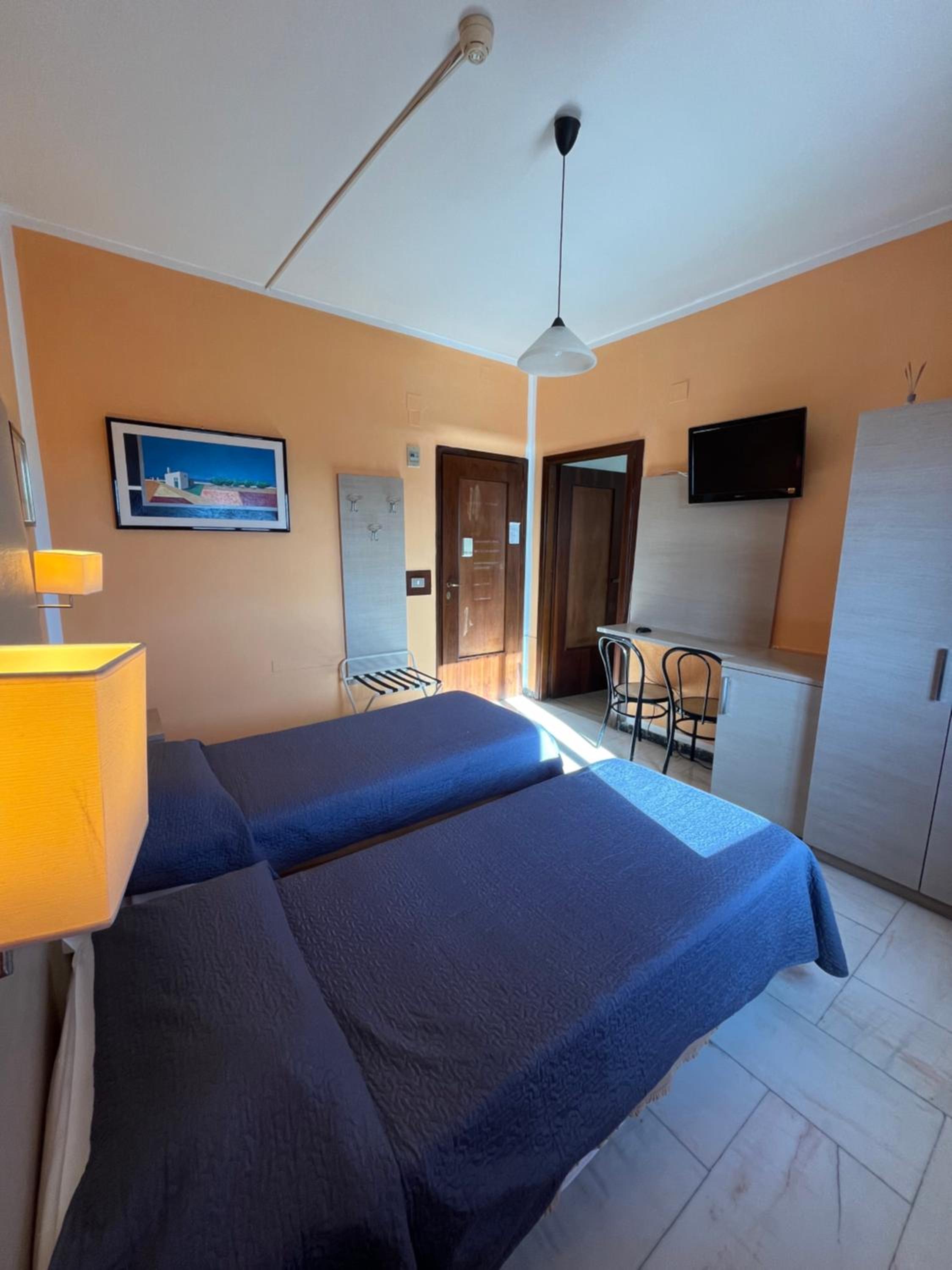 Twin Room with Bathroom photo 2