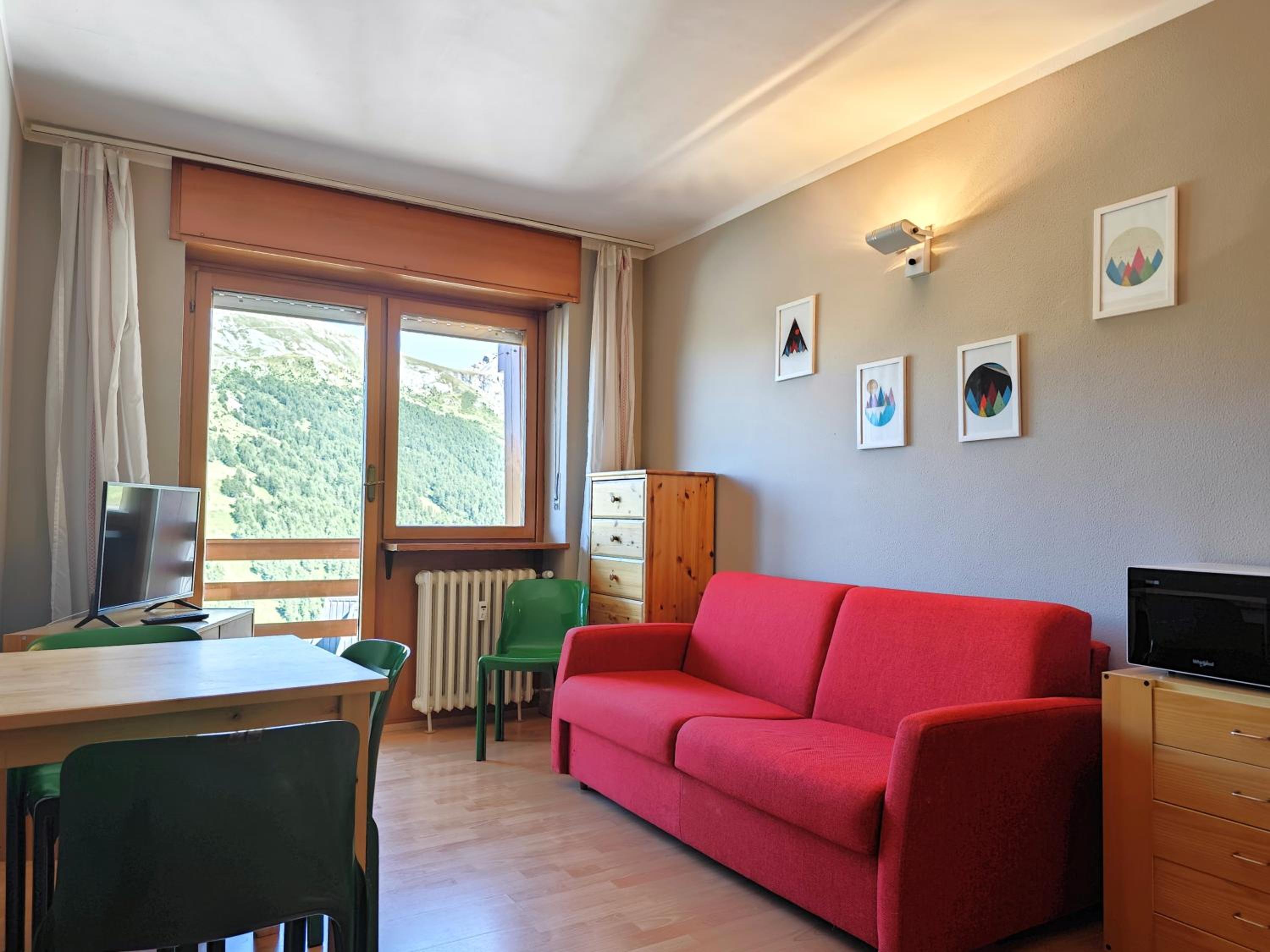 Apartment with Mountain View