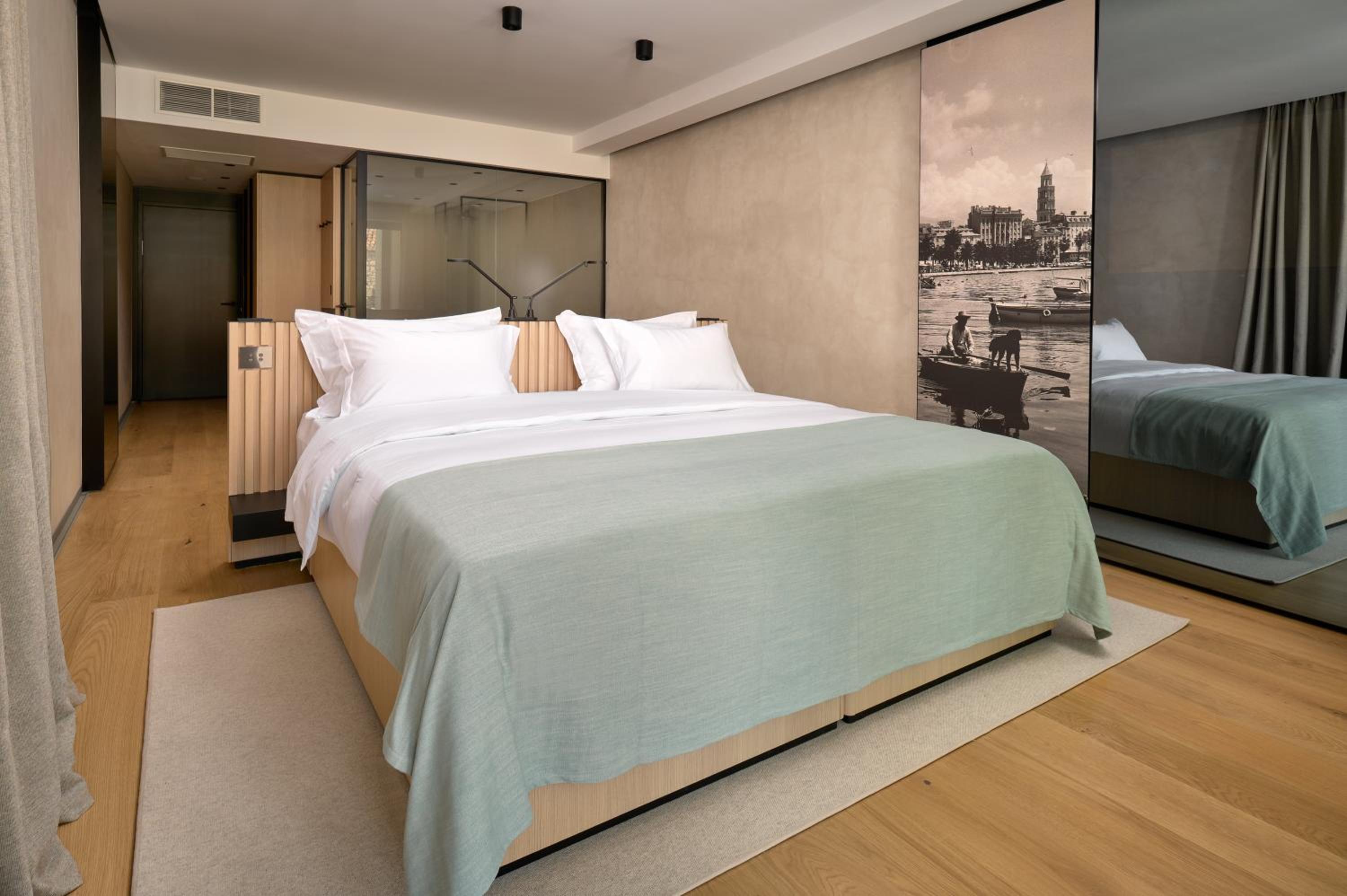Premium King Room with Balcony and City View  - Photo 2
