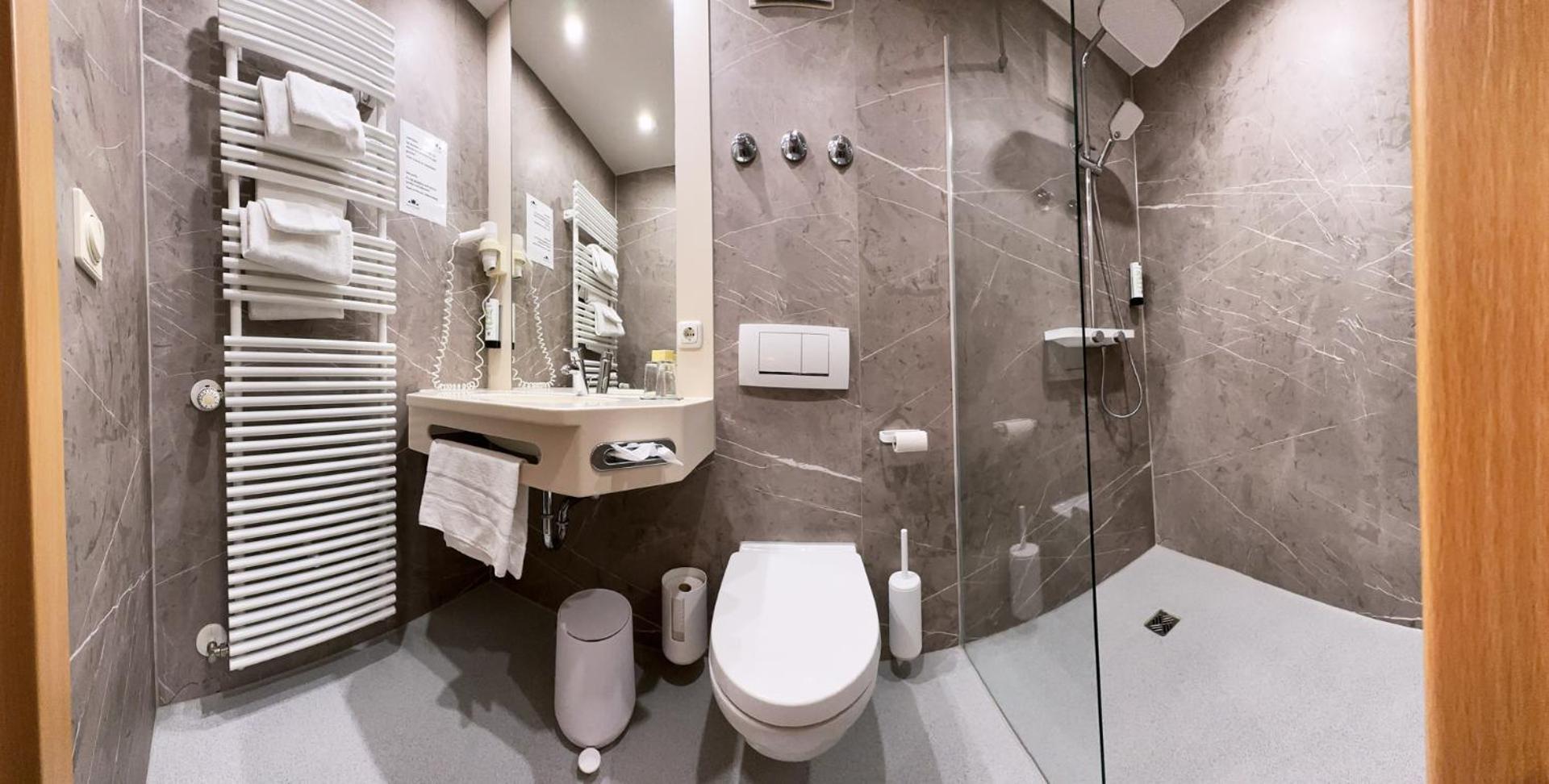 Single Room with Bathroom photo 3