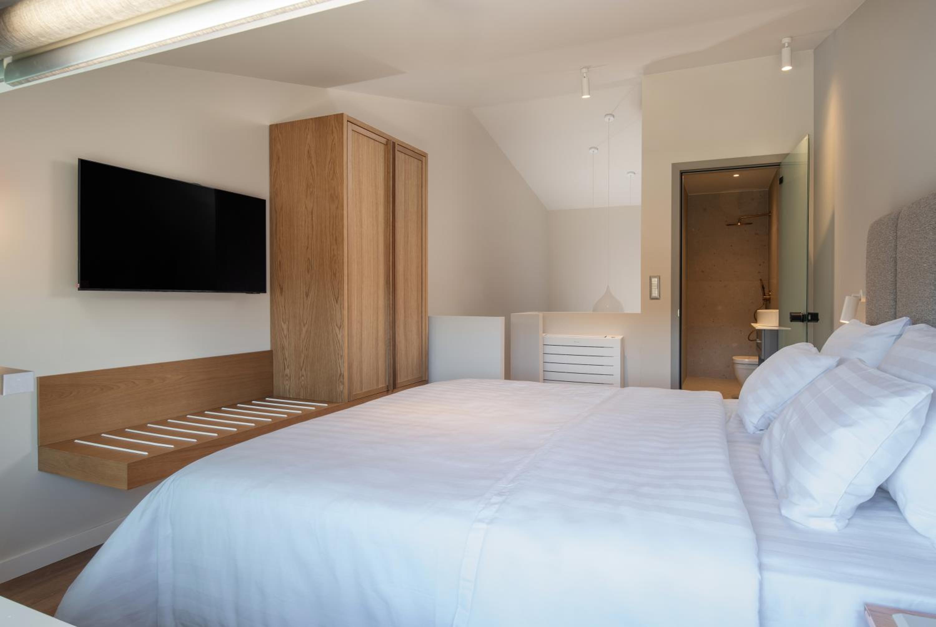 Suite with Pool View photo 3