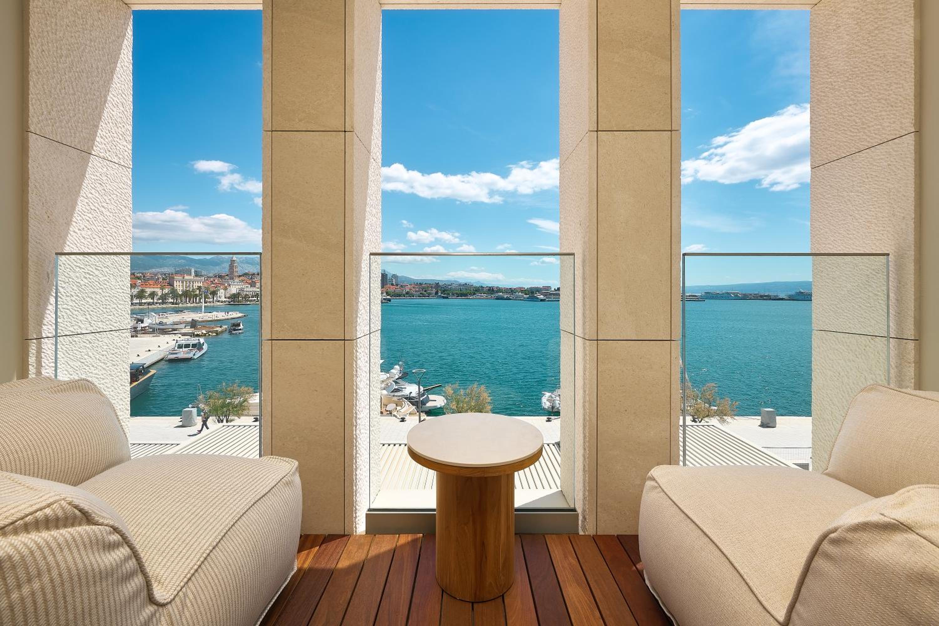 Premium King Room with Balcony and Sea View - Photo 6