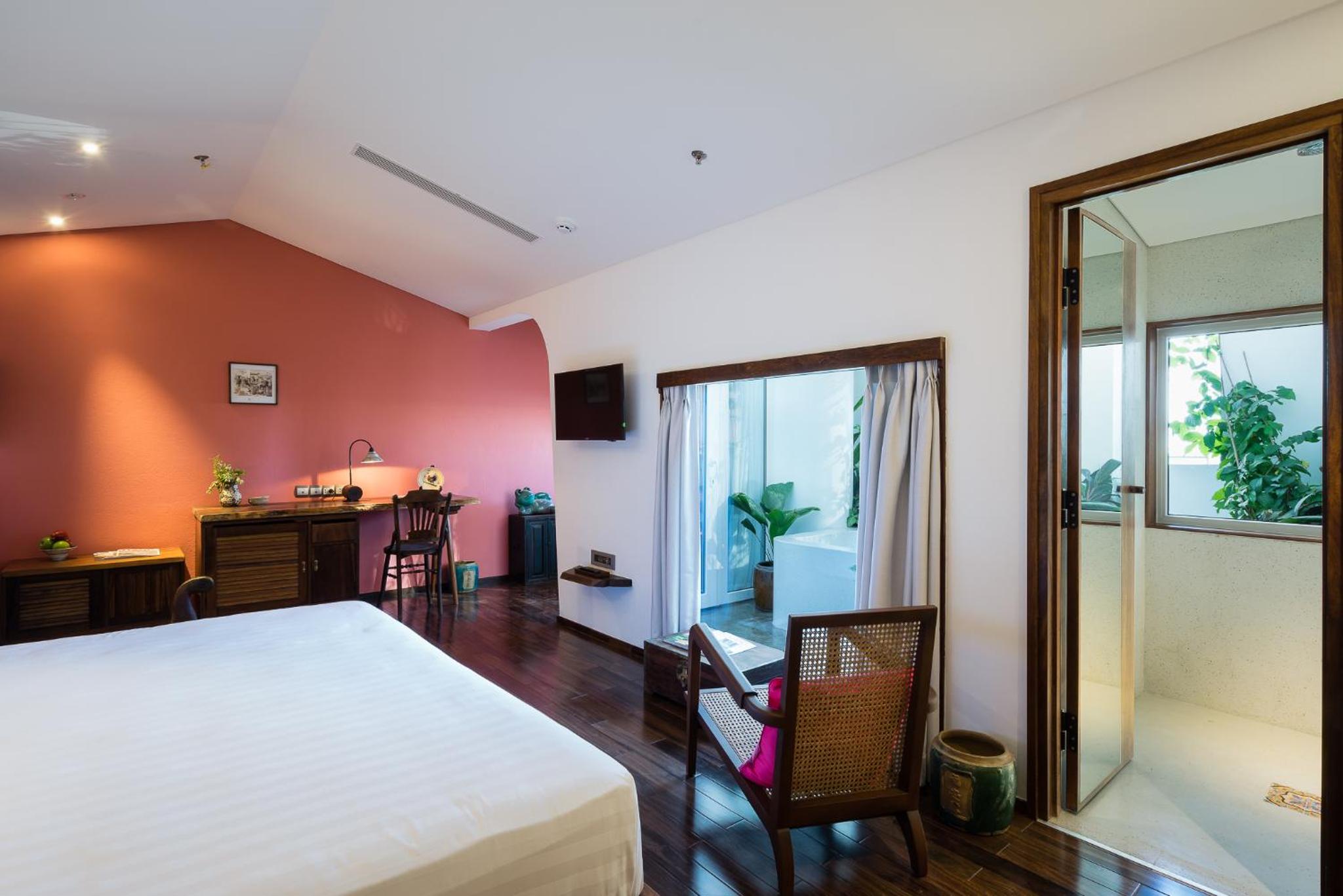 Dong Khoi Balcony Double Room