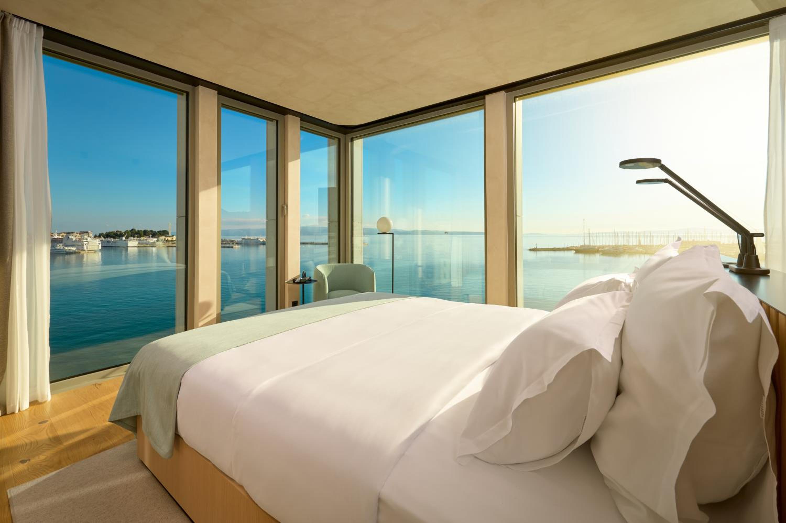 Premium King Room with Sea View – Corner