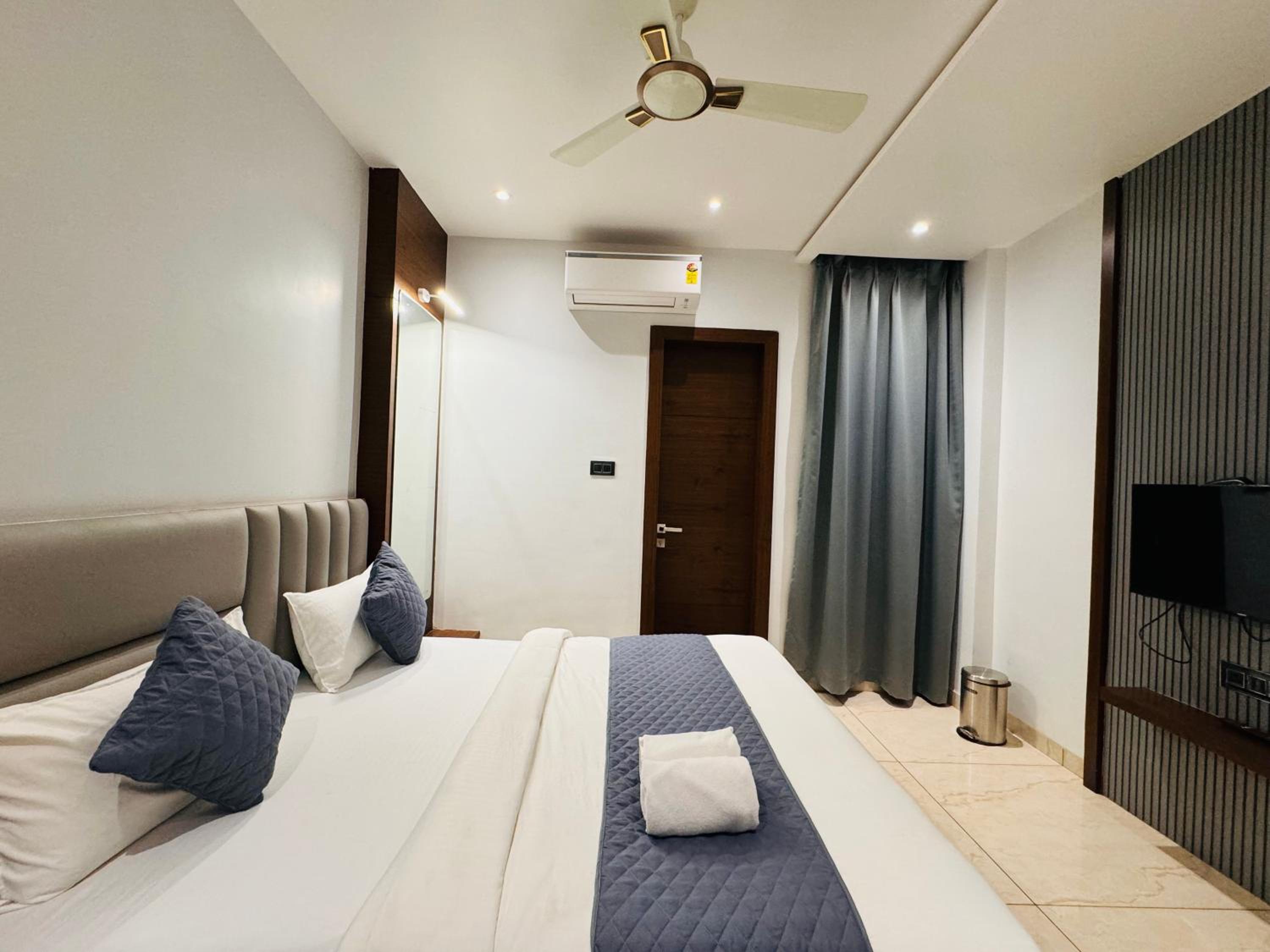 Deluxe Room - Photo 12