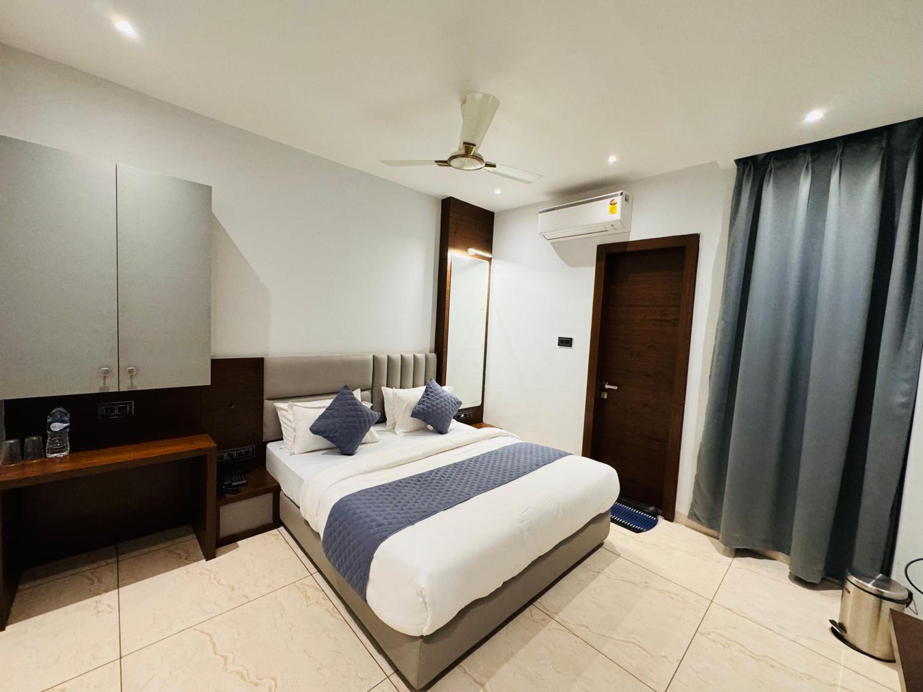 Deluxe Room - Photo 10