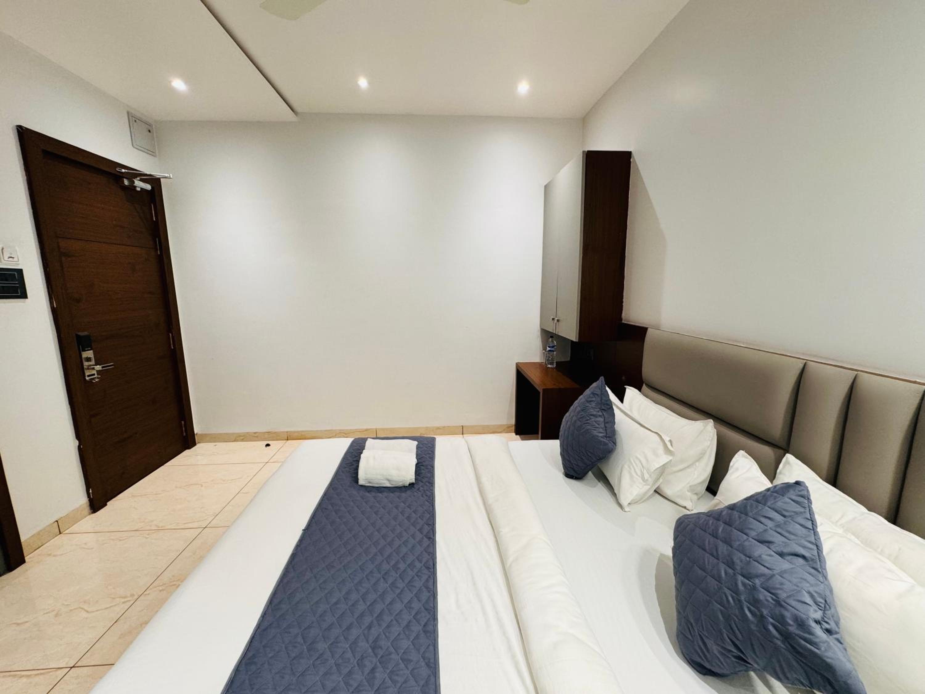 Deluxe Room - Photo 9