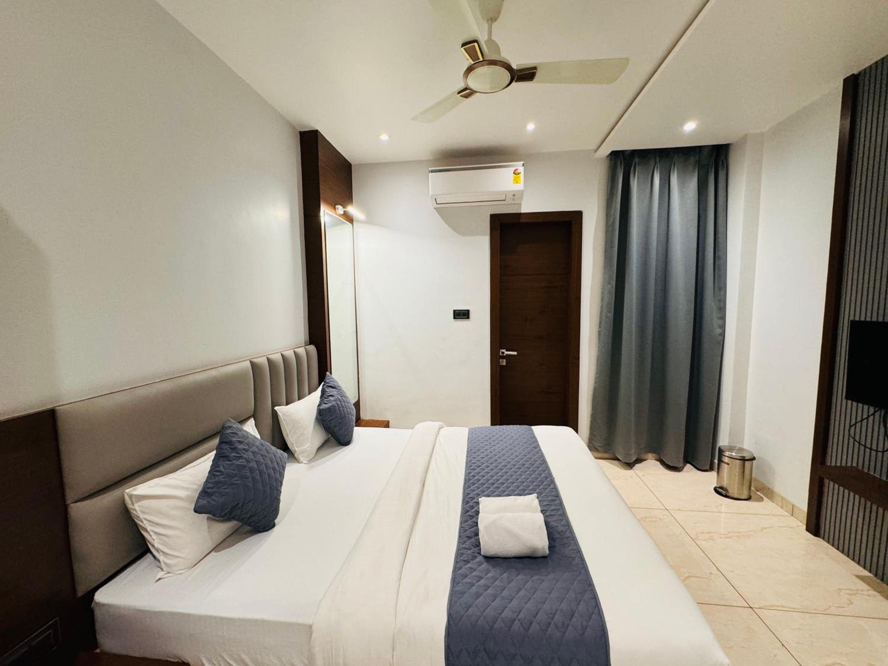 Deluxe Room - Photo 5