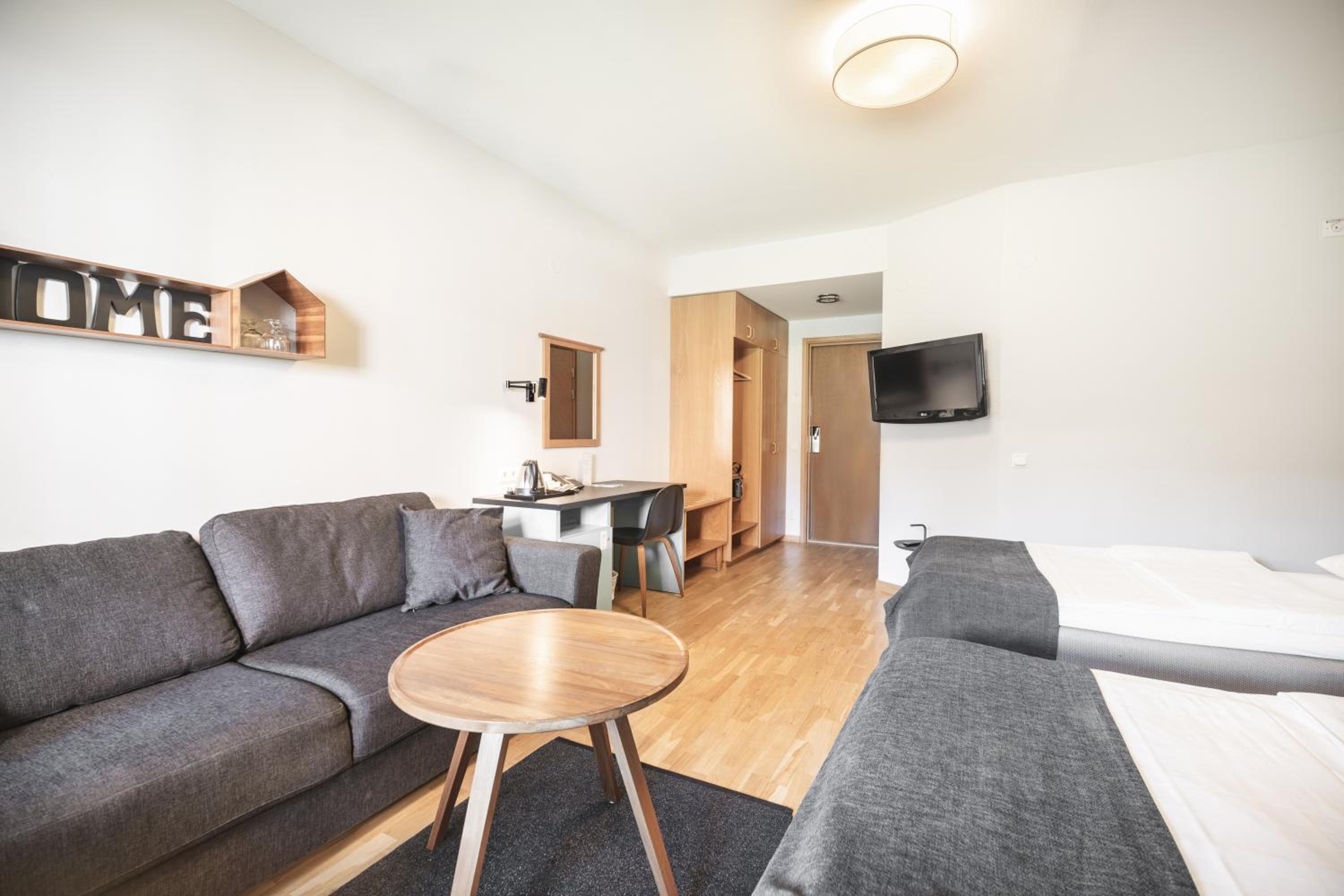 Superior Twin Room with Sofa Bed - Photo 3
