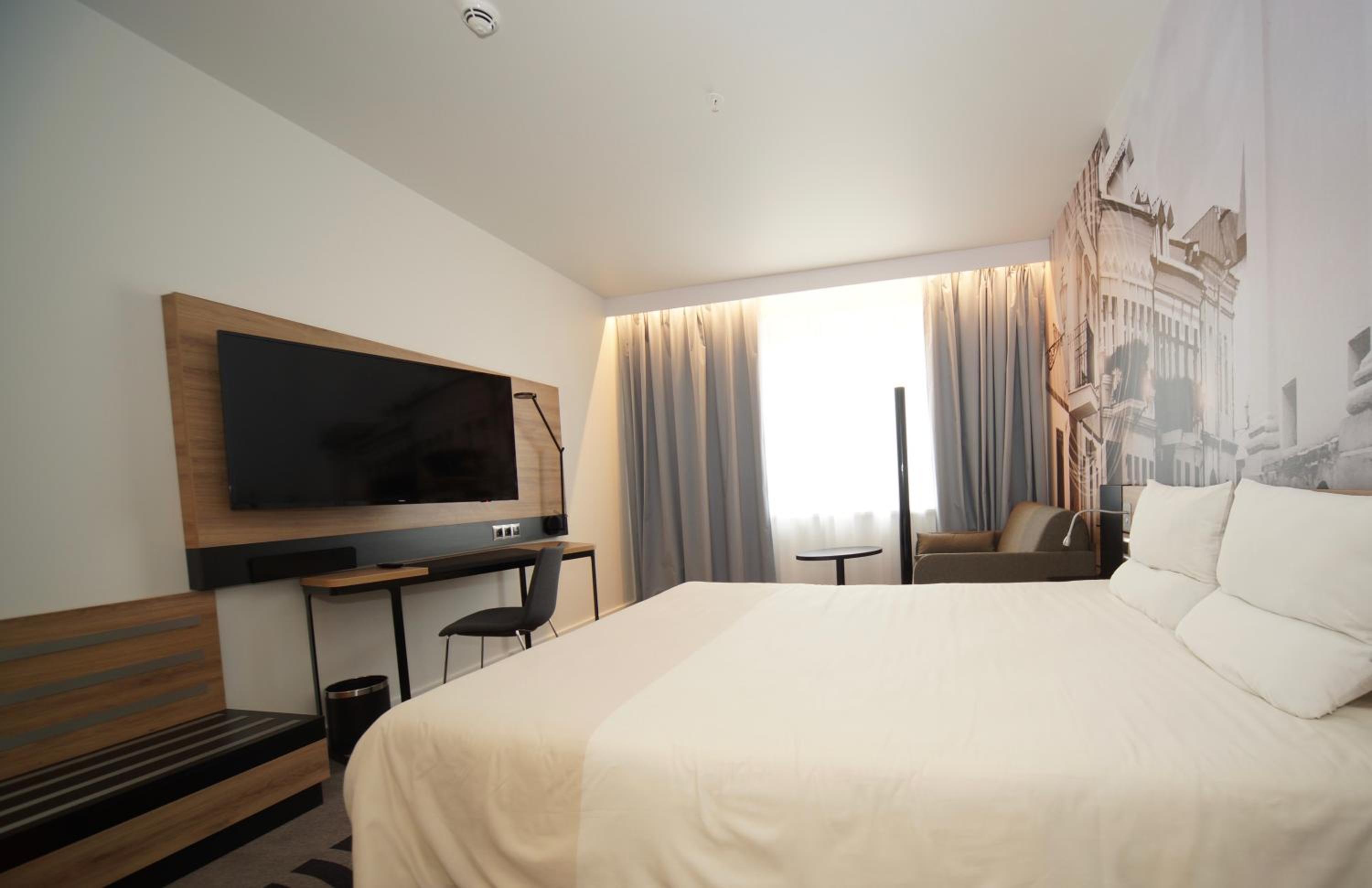 Superior Queen Room with Sofa Bed - Photo 3