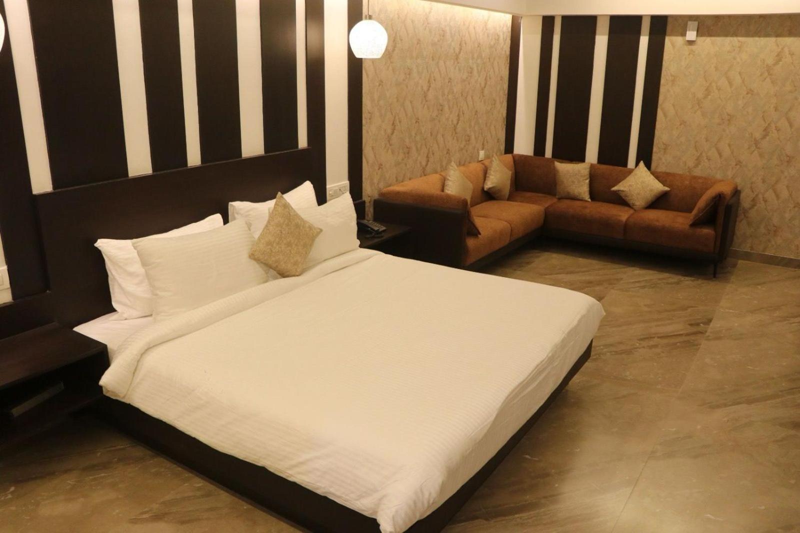 Suite - Photo 1