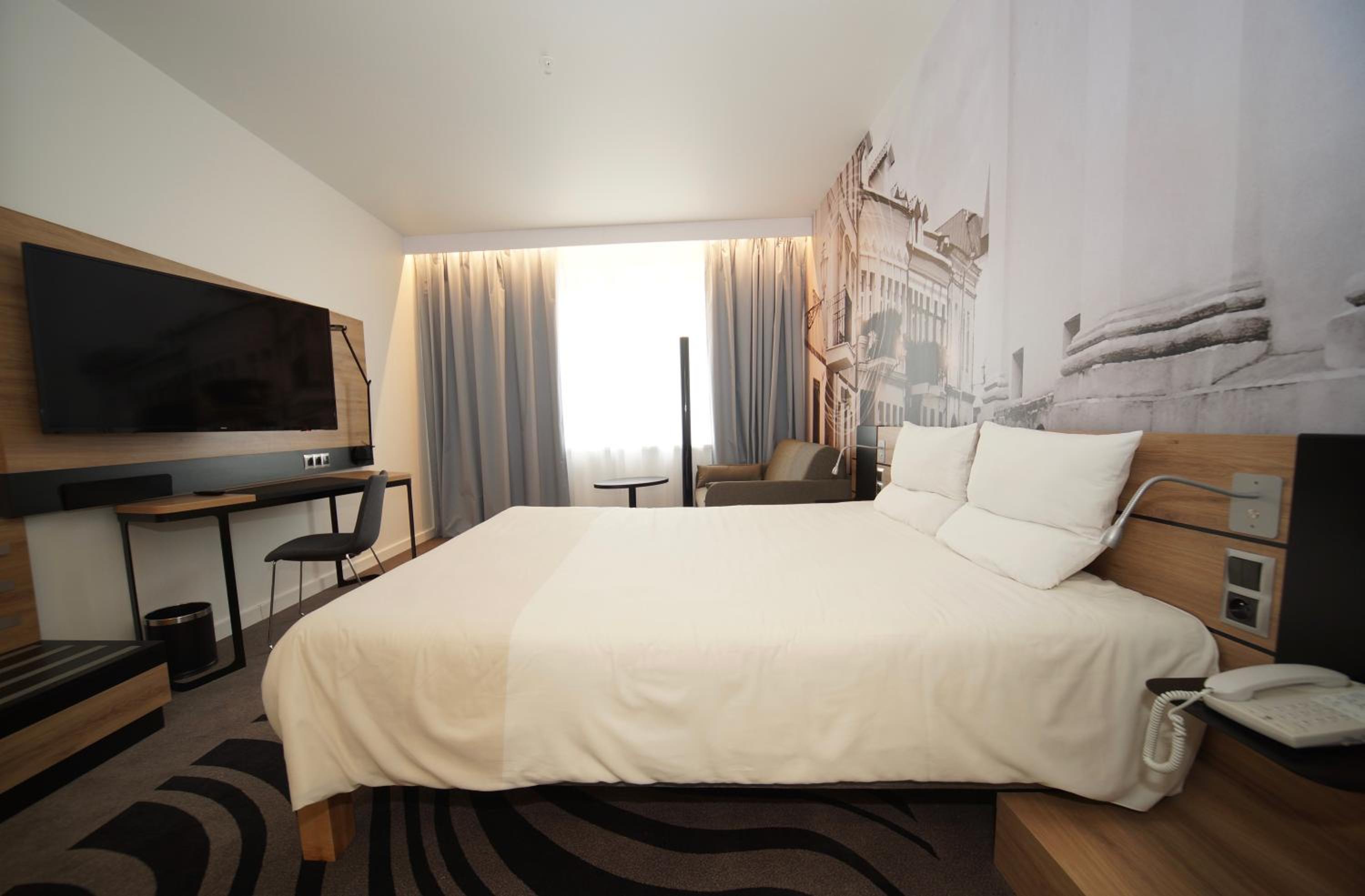Superior Queen Room with Sofa Bed - Photo 1