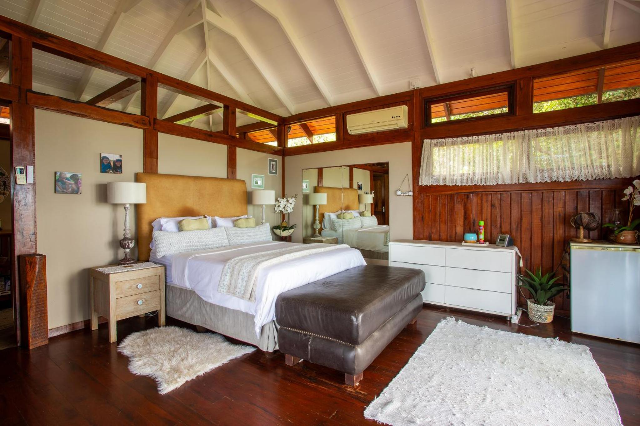 Five-Bedroom House photo 3