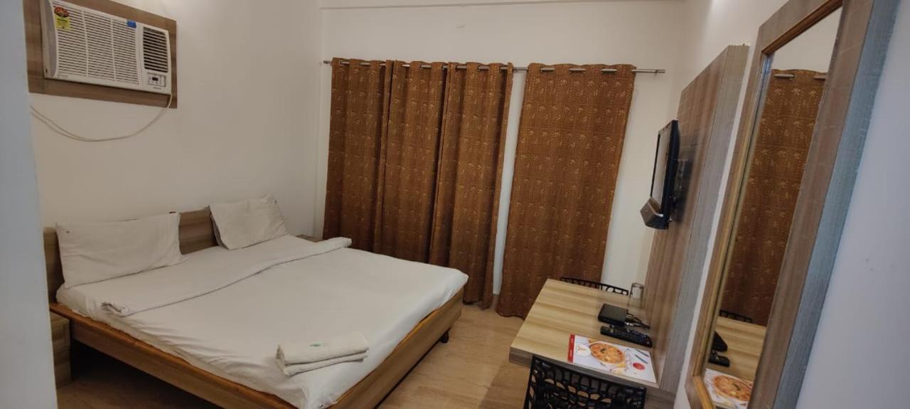 Deluxe Room (2 Adults + 1 Child)