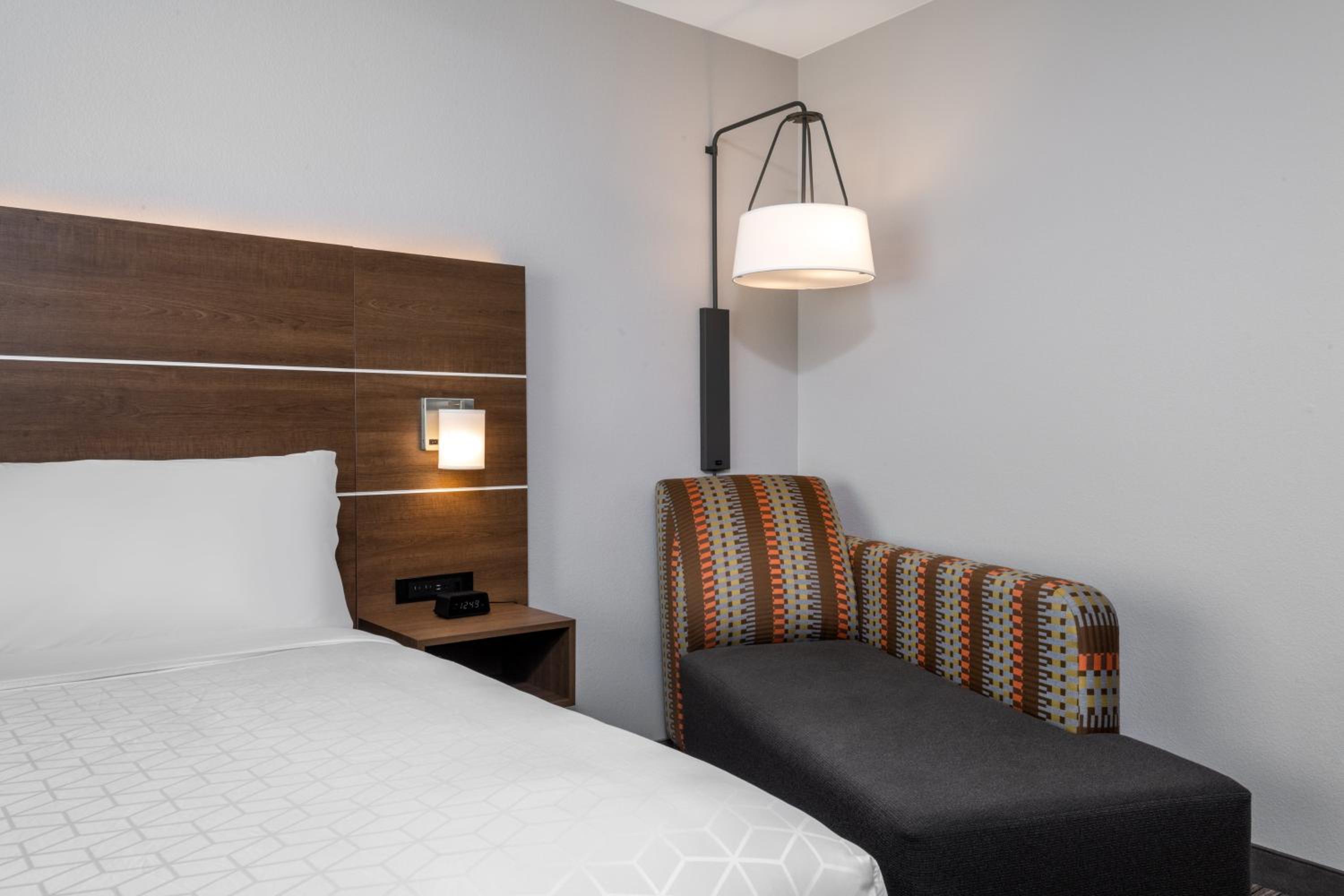 One-Bedroom King Suite - Photo 4