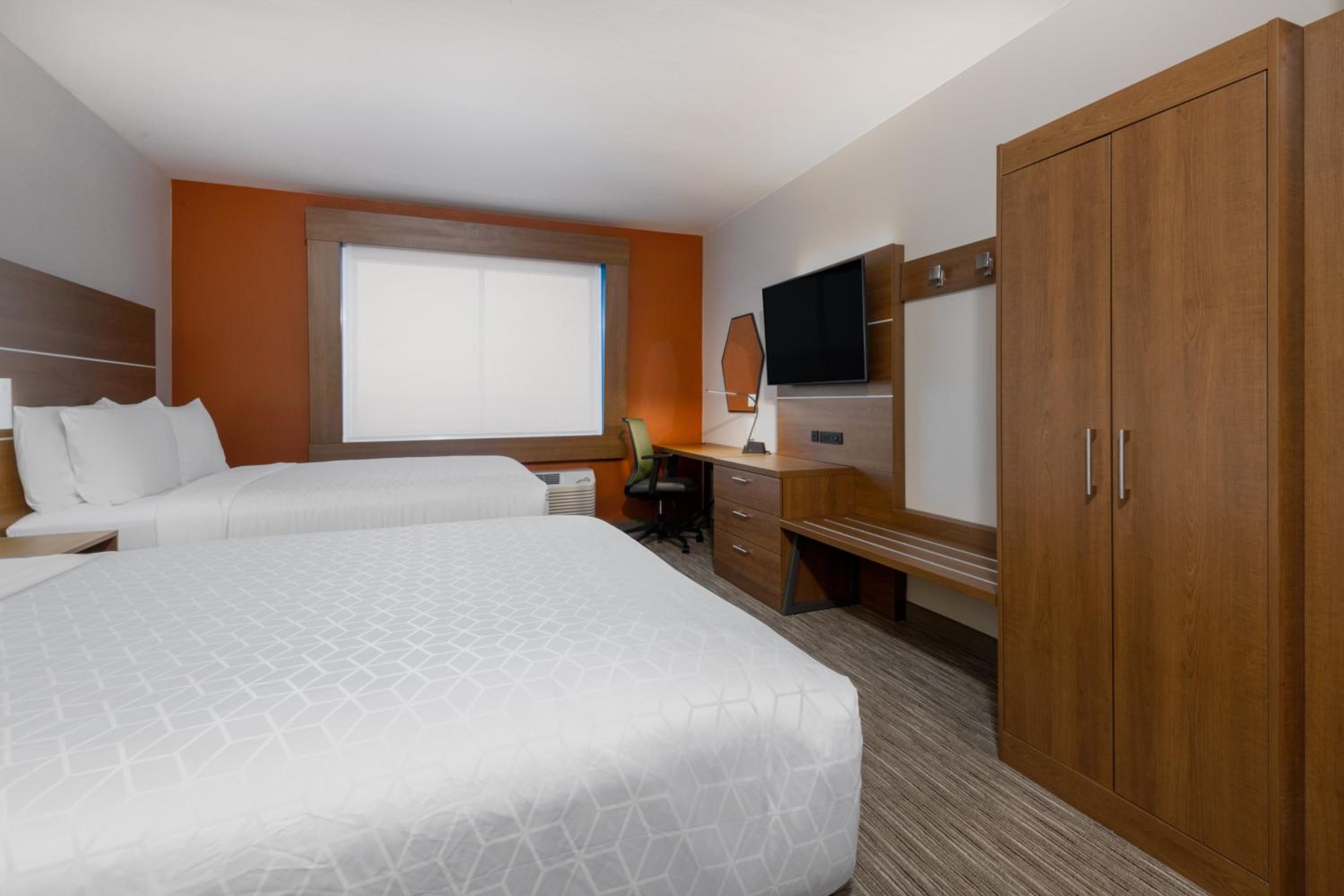Standard Queen Room with Two Queen Beds and Roll-In Shower - Mobility Access - Photo 3