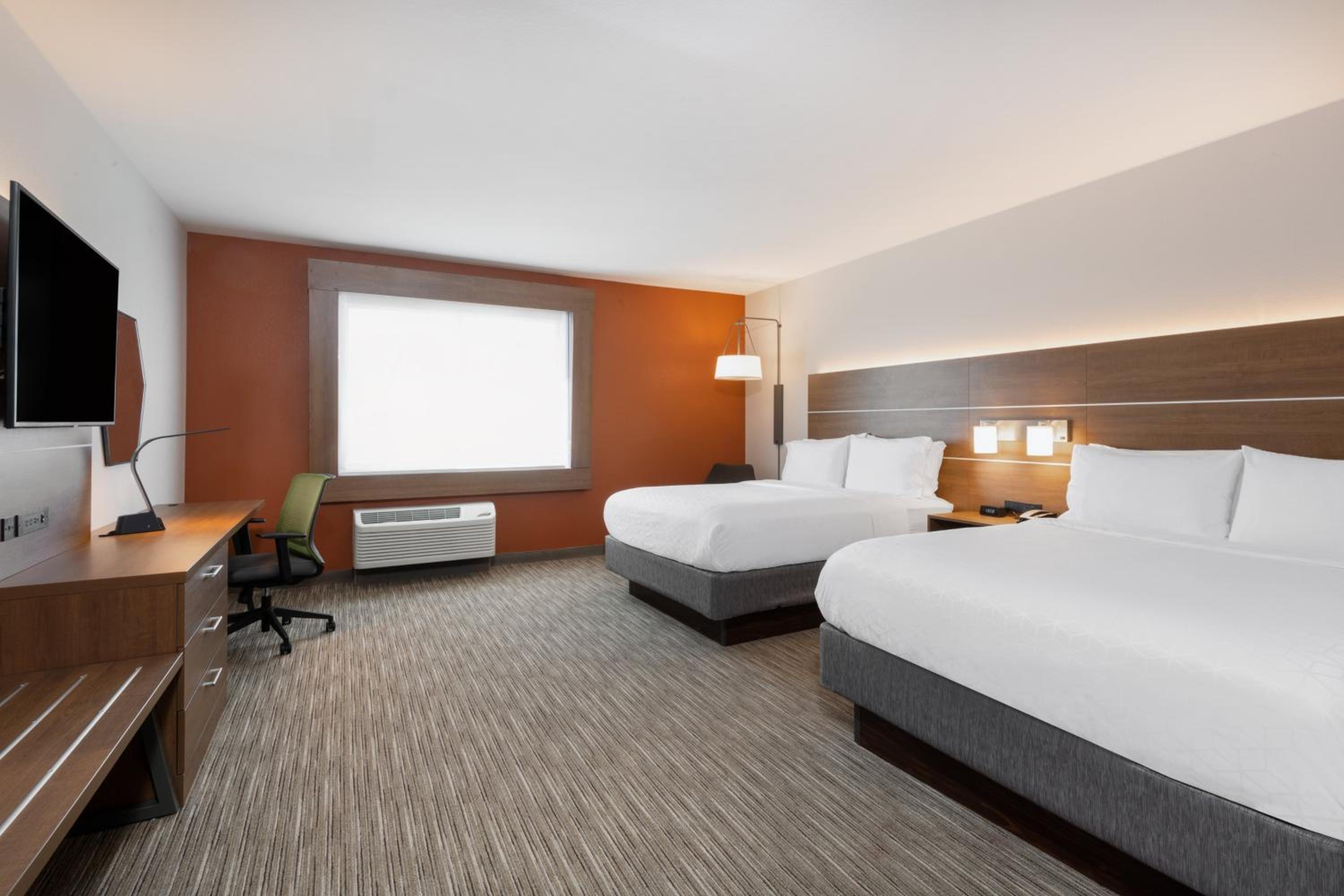 Standard Queen Room with Two Queen Beds - Photo 3