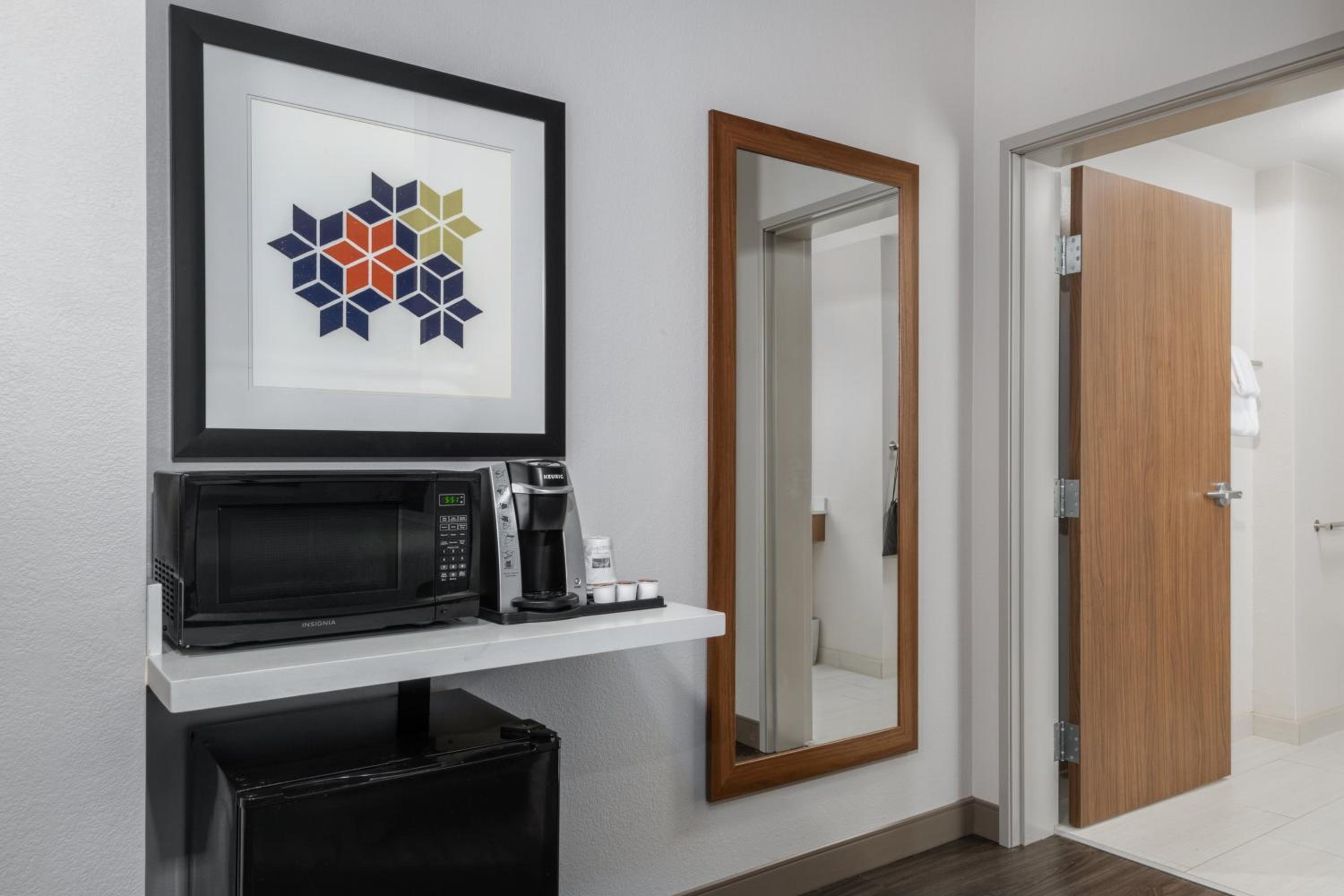 Standard Queen Room with Two Queen Beds and Roll-In Shower - Mobility Access - Photo 2