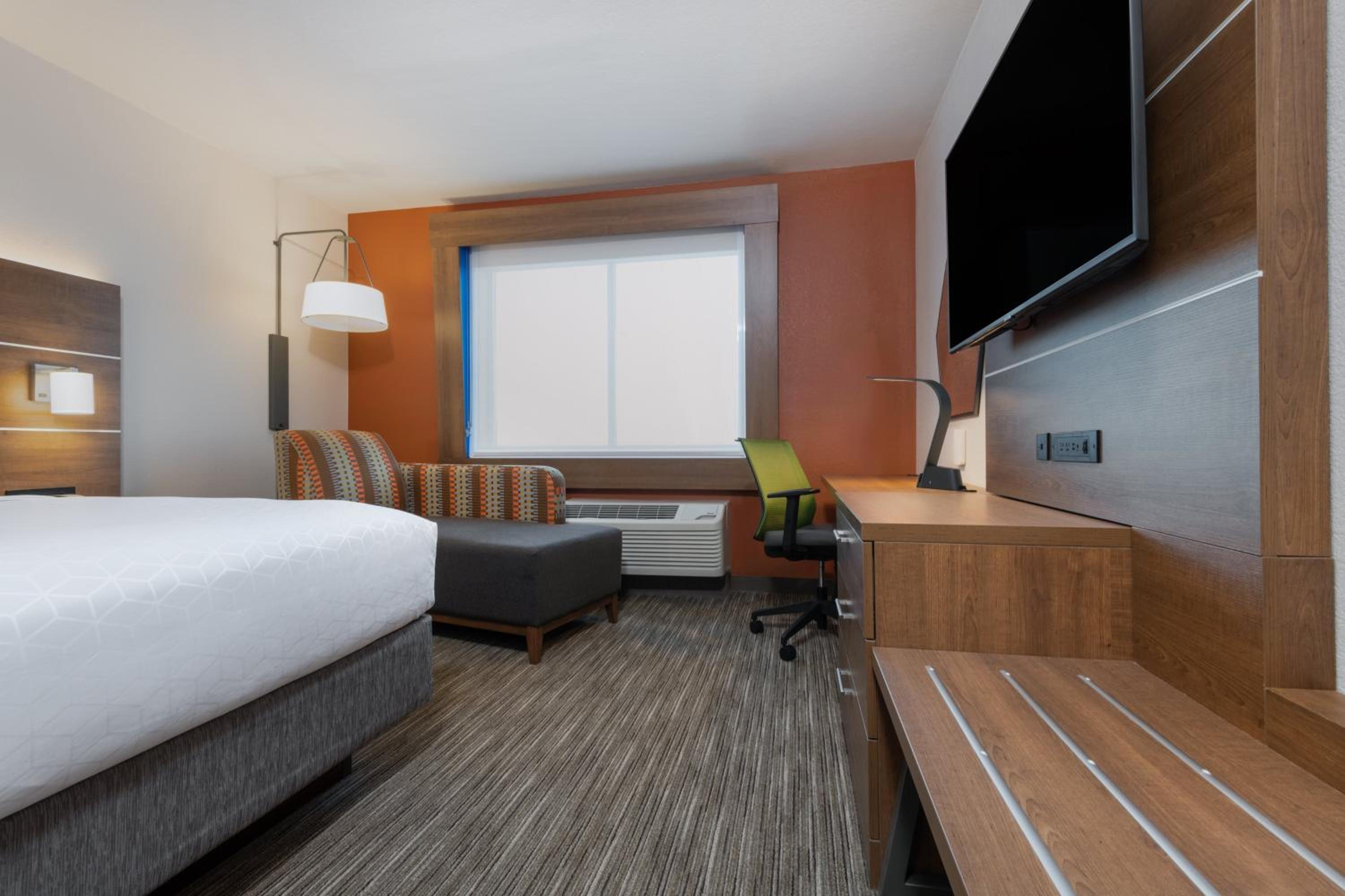 Standard King Room - Photo 8