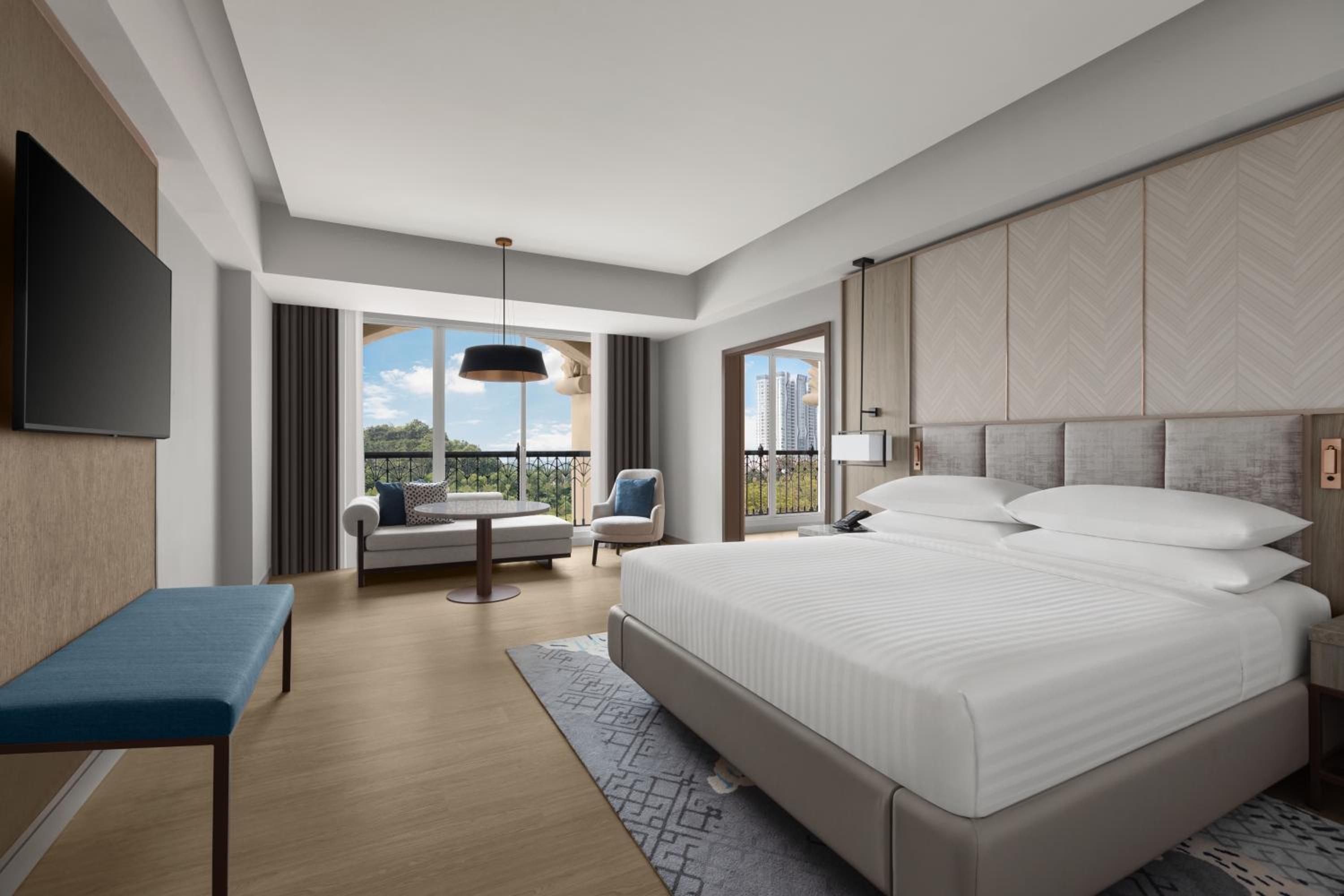 Family Suite, Executive Lounge Access, 1 King - Photo 2