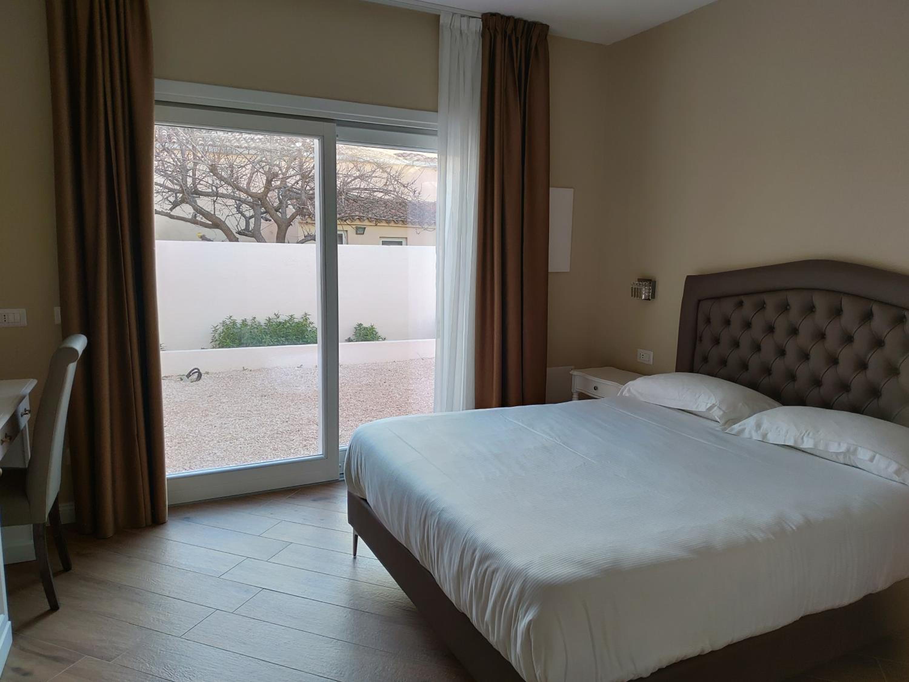 Double Room with Garden View - Photo 3