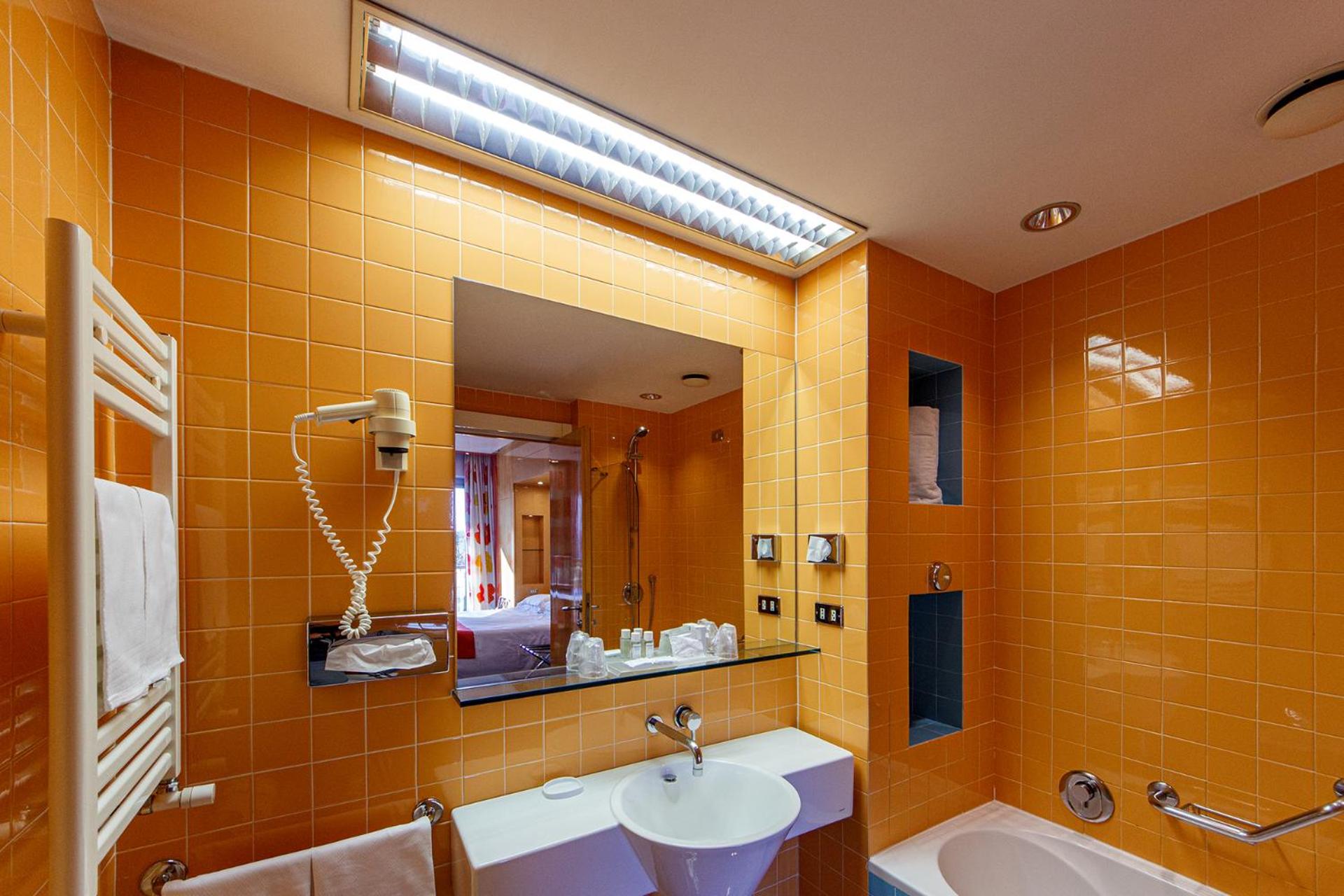 Superior Double or Twin Room with Balcony thumbnail 5