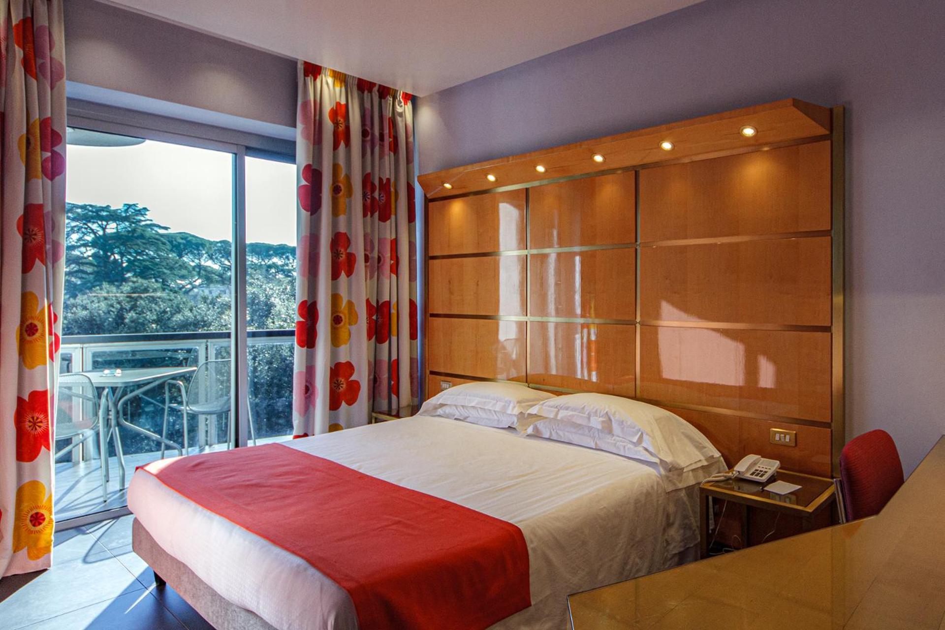 Superior Double or Twin Room with Balcony thumbnail 6