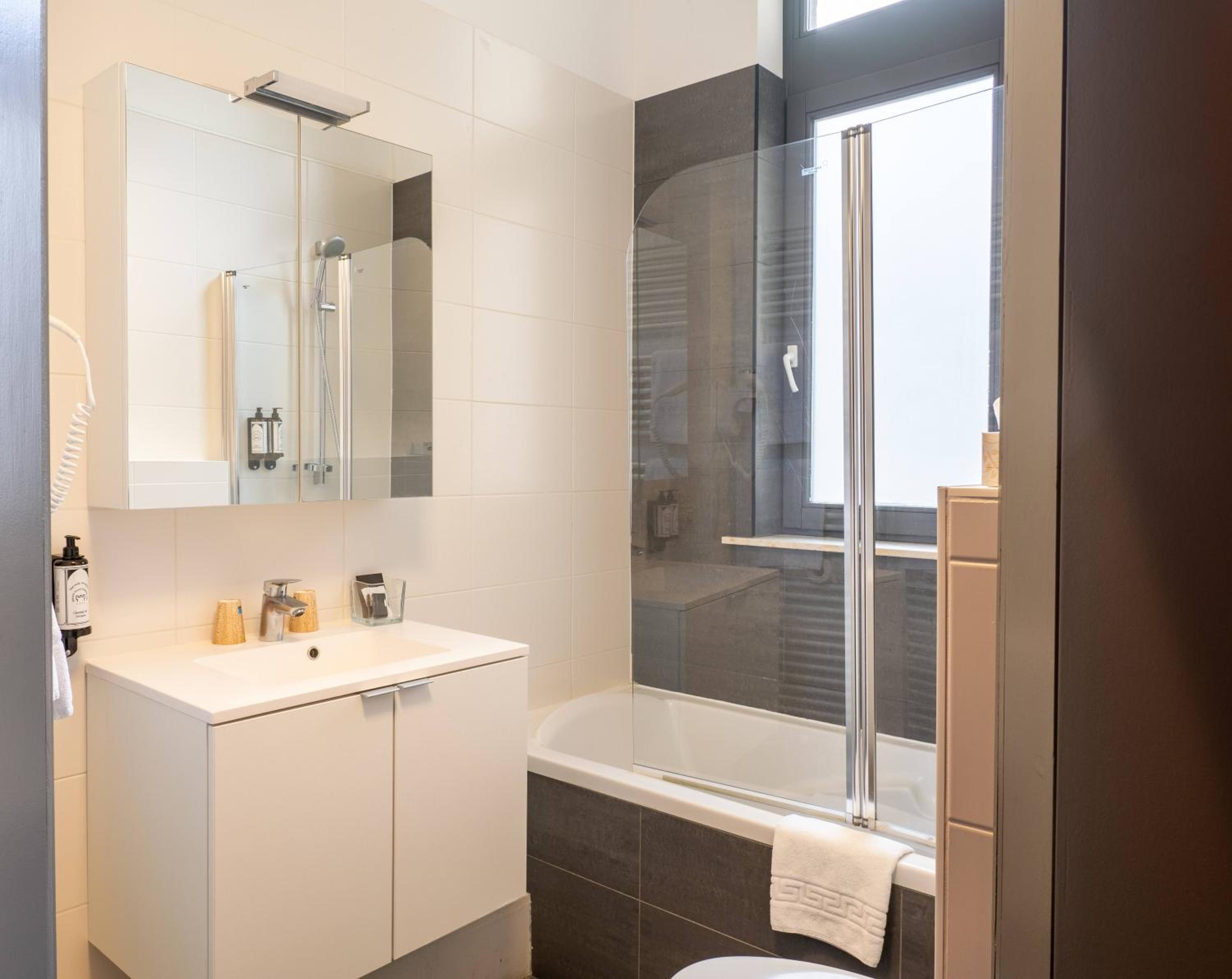 bathroom with a toilet, sink, and bathtub