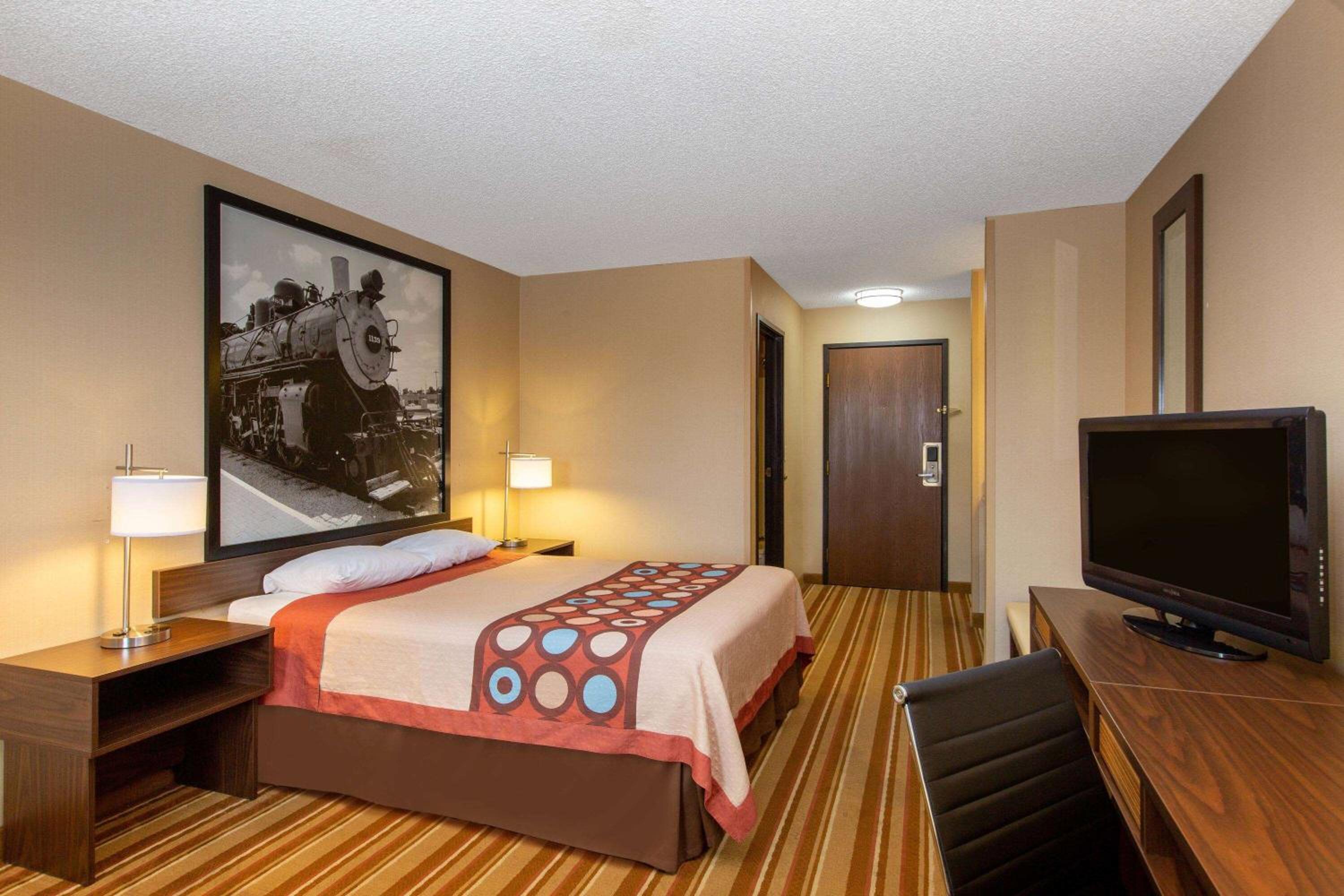 Queen Room - Second Floor/Non-Smoking - Photo 1