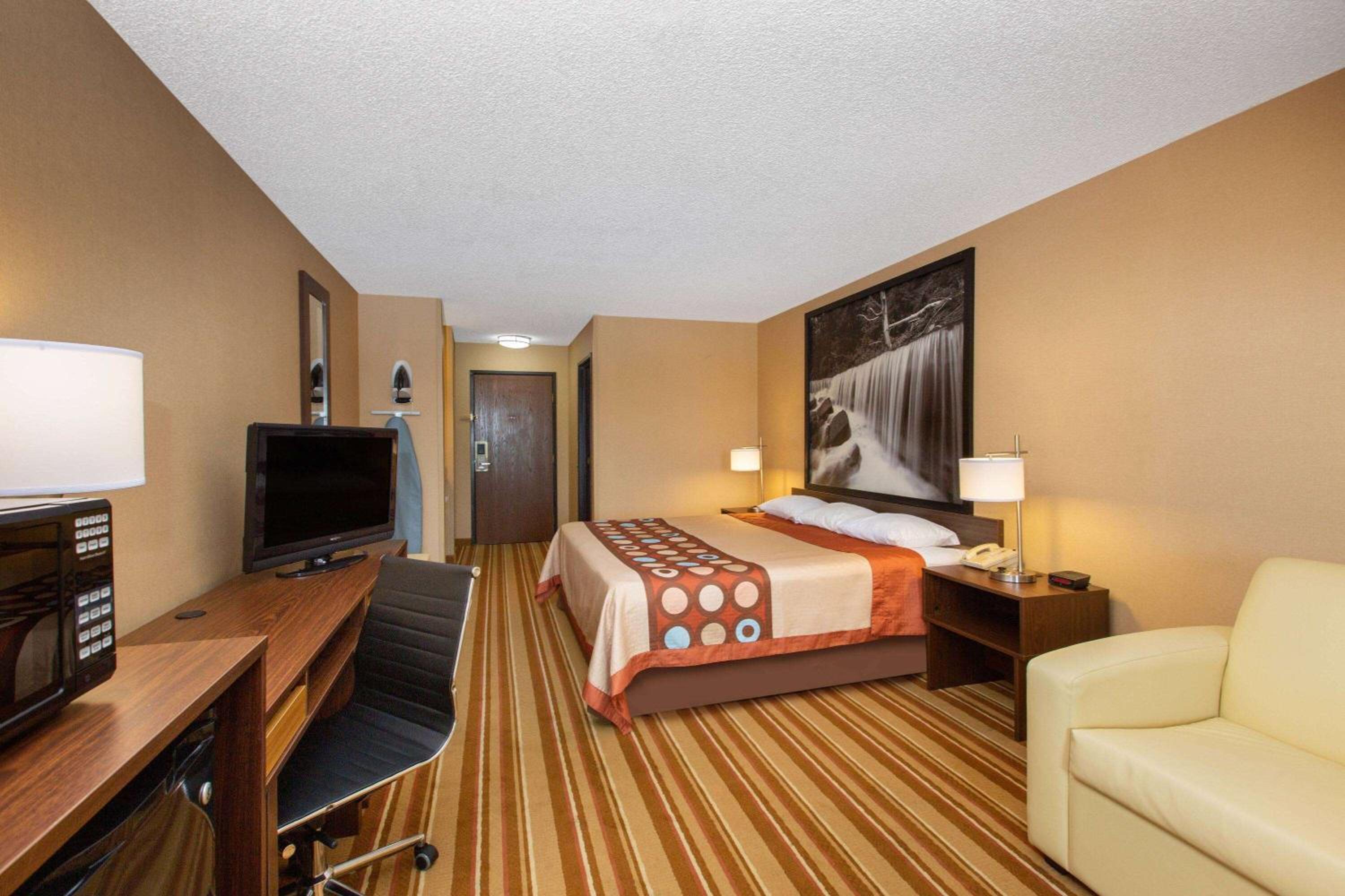 King Studio Suite - Non-Smoking - Photo 3