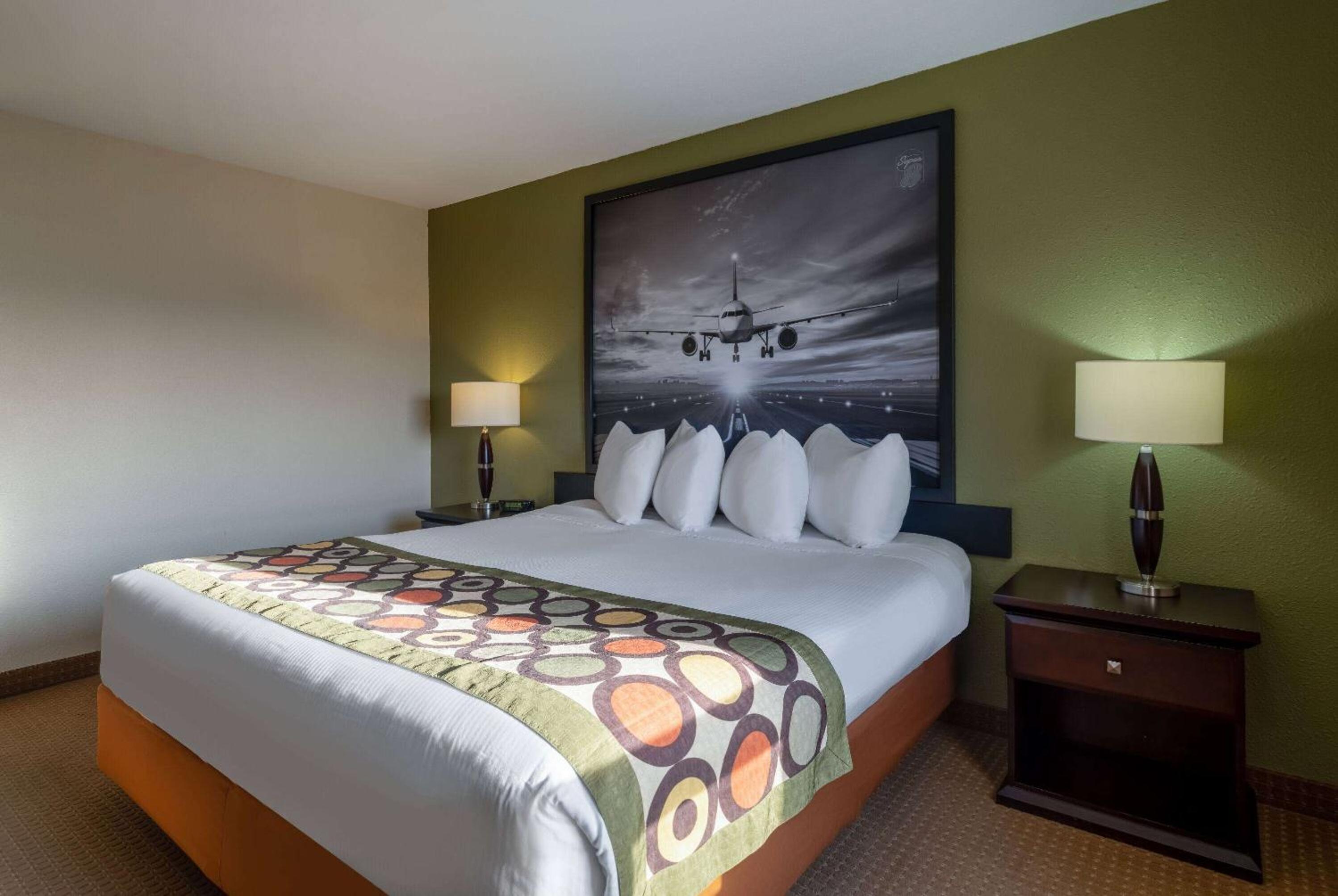 Queen Room with Tub with Grab Bars - Mobility/Hearing Accessible/Pet-Friendly/Non-Smoking - Photo 1
