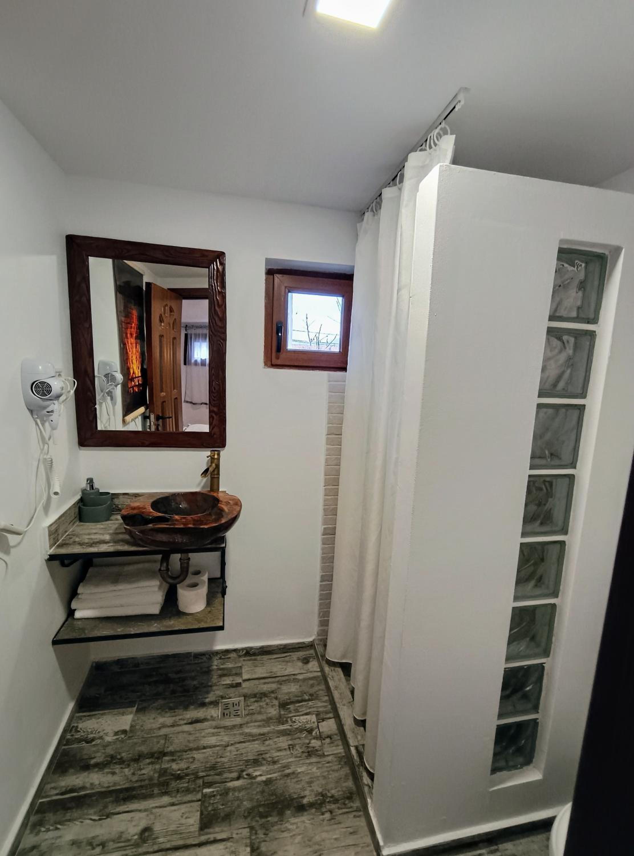 Double Room with Private Bathroom - Photo 2