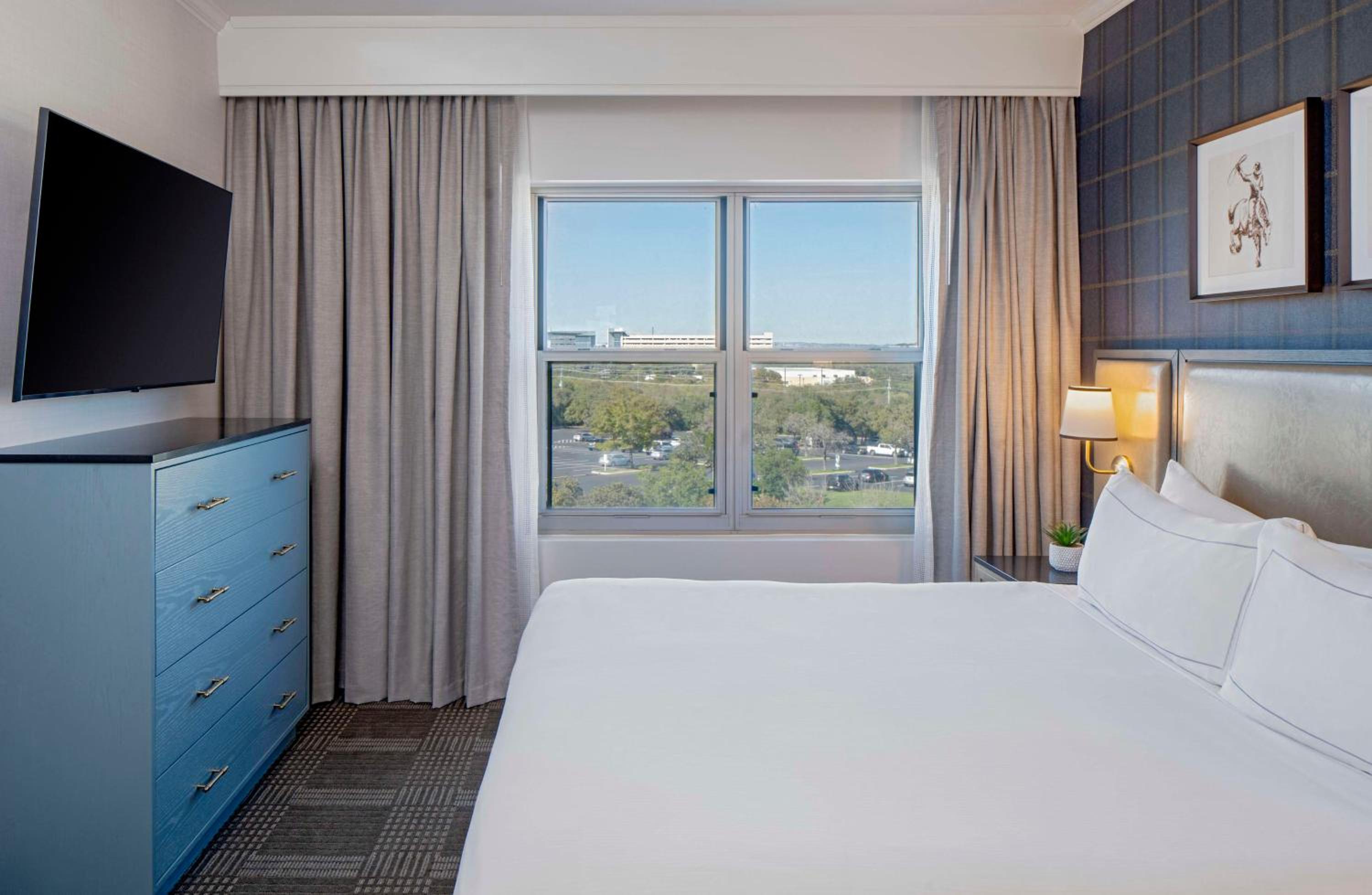 King Room with Roll-In Shower - Mobility/Hearing Accessible - Photo 3