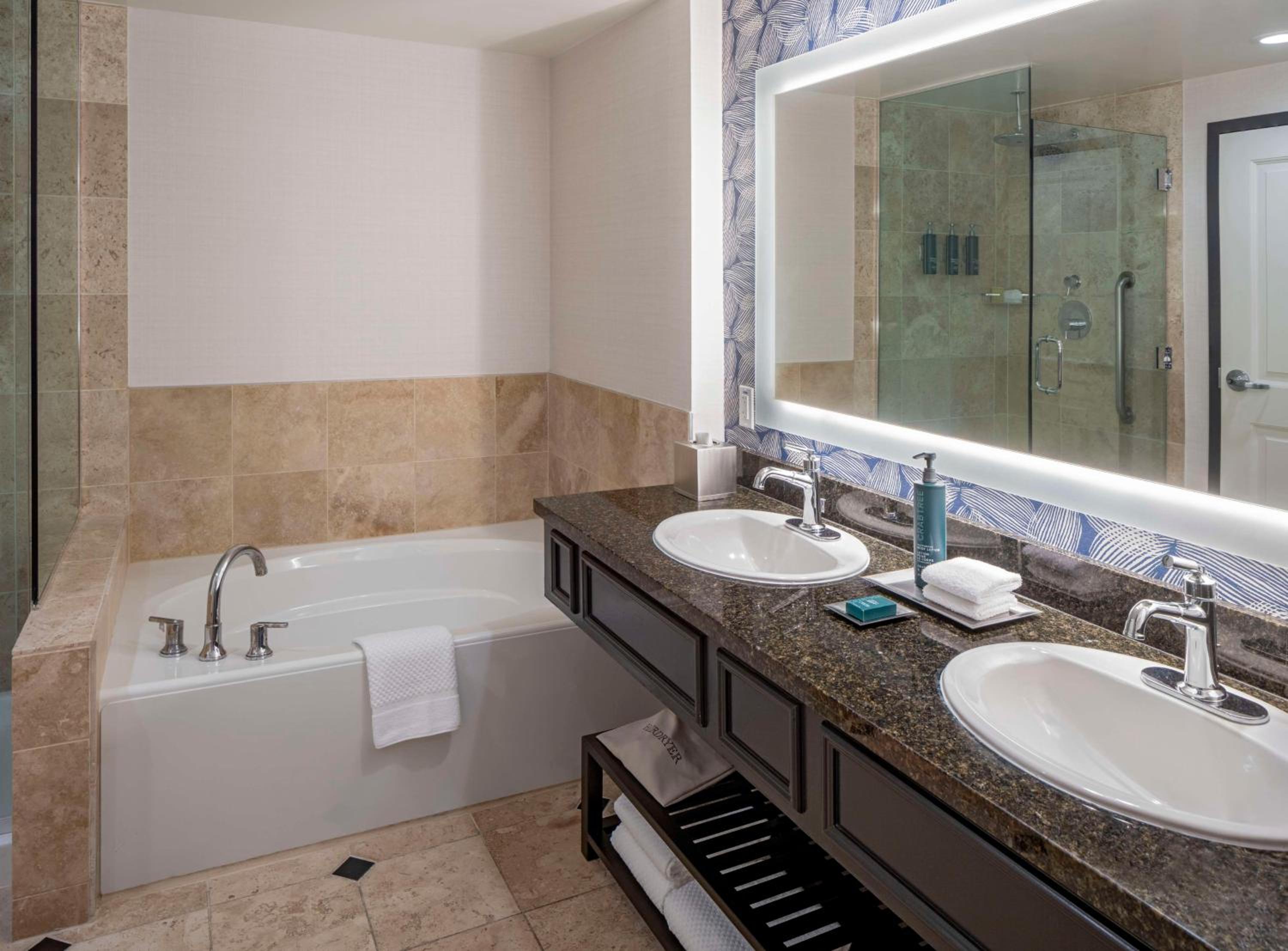 One-Bedroom King Suite with Balcony - Photo 9