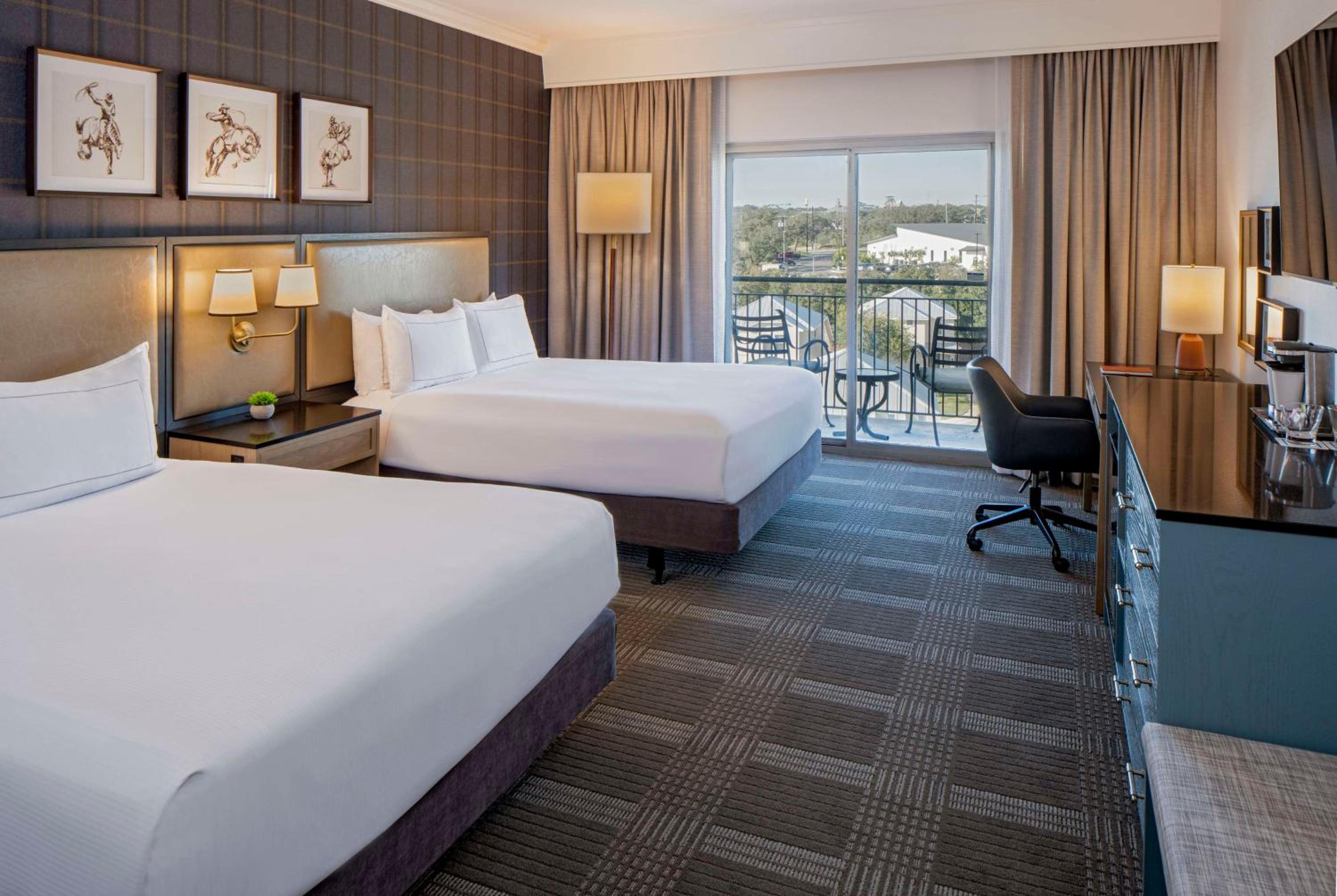 Queen Room with Two Queen Beds and Balcony - Photo 11