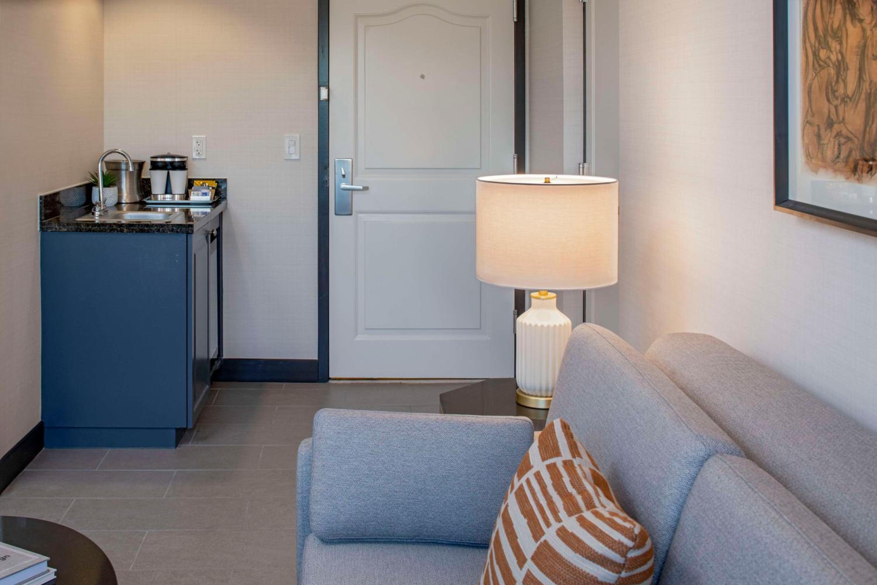 One-Bedroom King Suite with Balcony - Photo 3