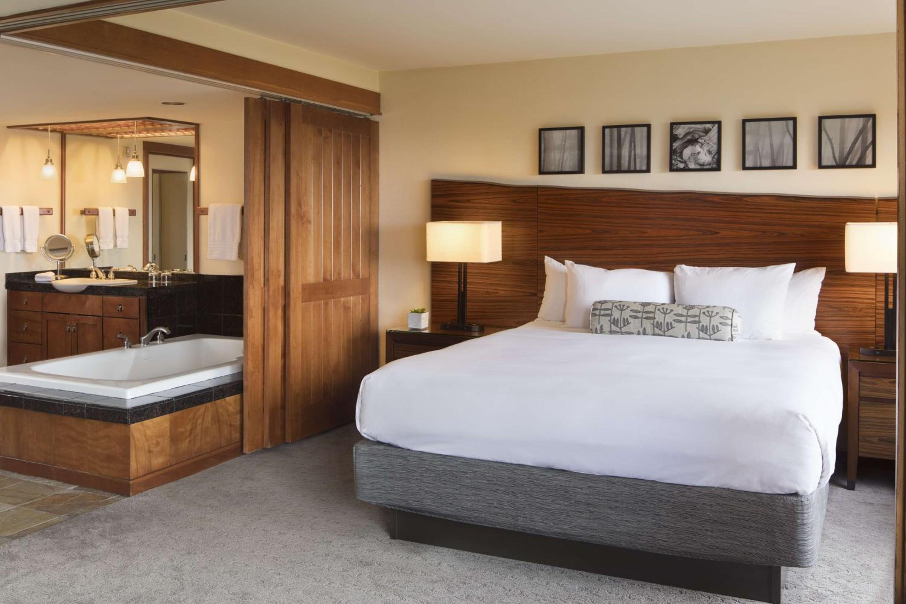 One Bedroom Villa, 1 King Bed, Accessible - Photo 3
