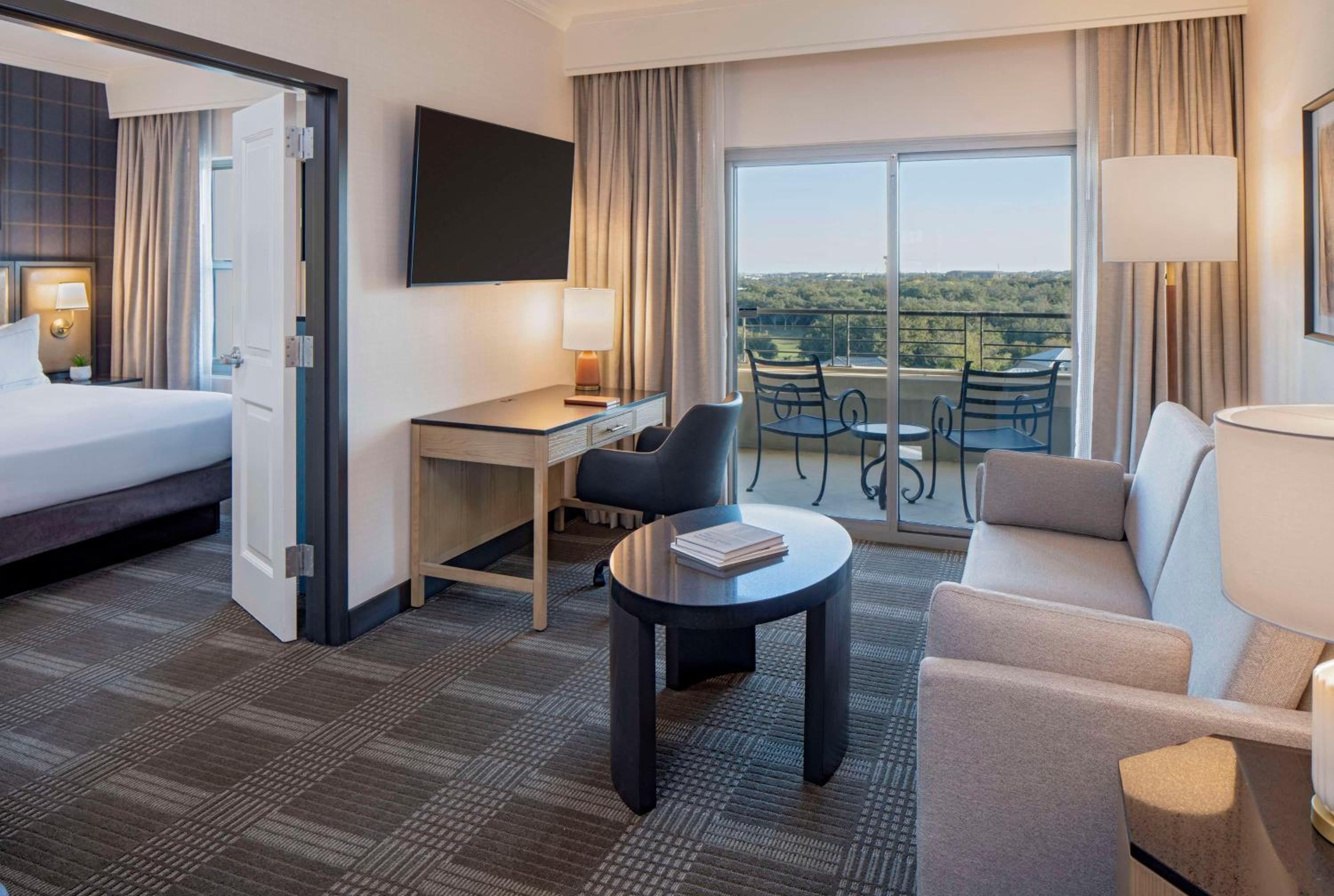 One-Bedroom King Suite with Balcony - Photo 5