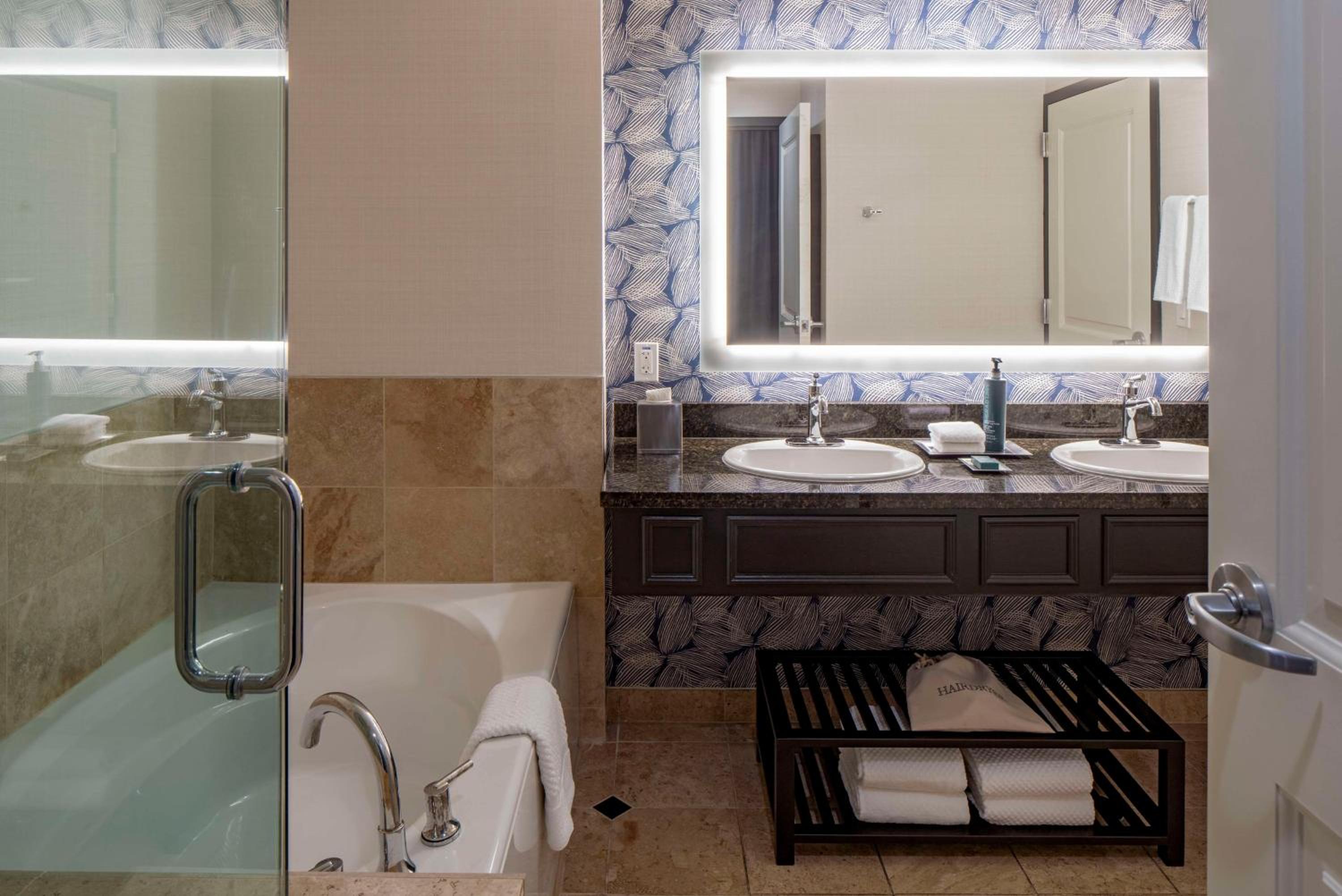 One-Bedroom King Suite with Balcony - Photo 11