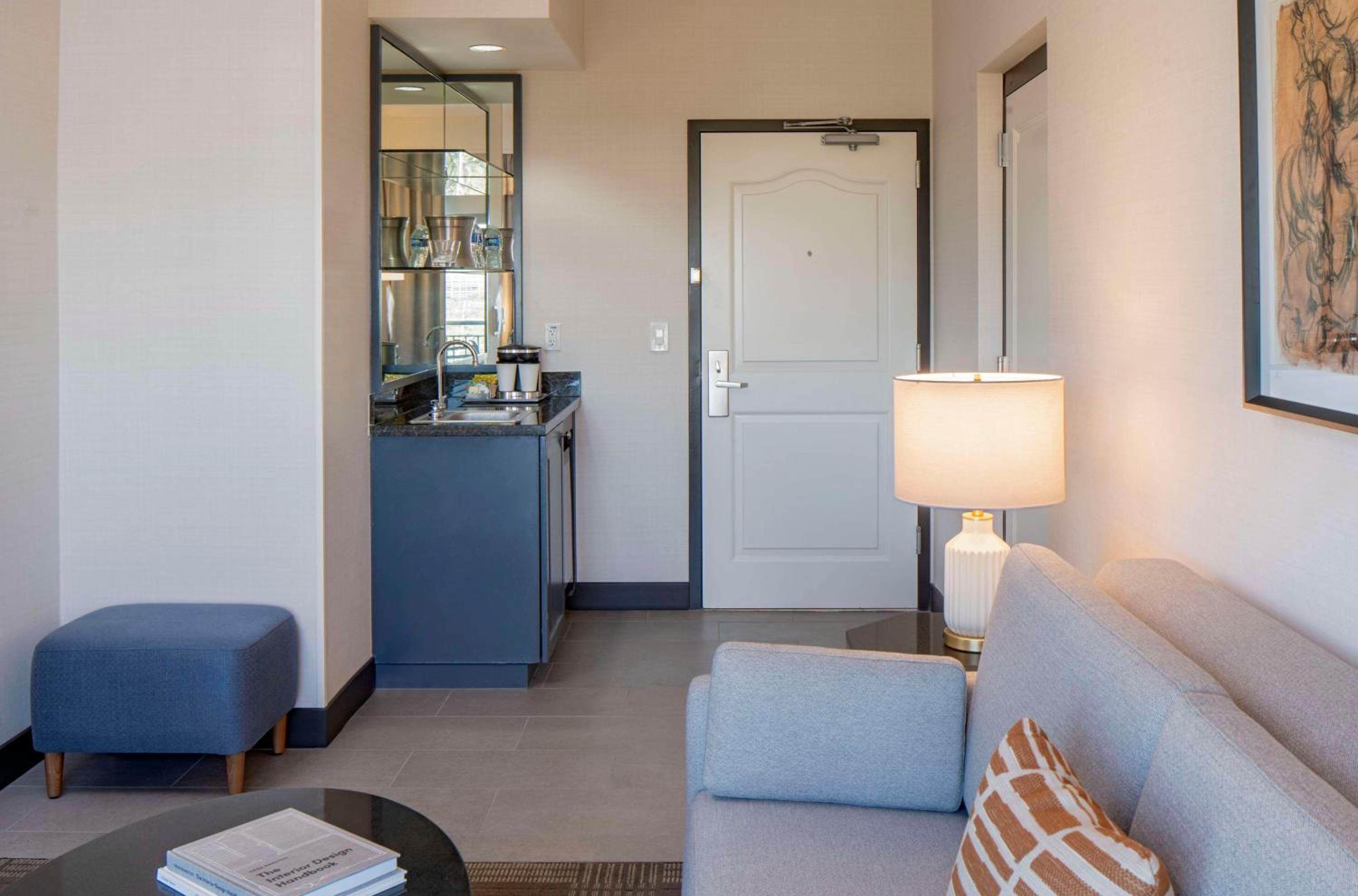 One-Bedroom King Suite with Balcony - Photo 8