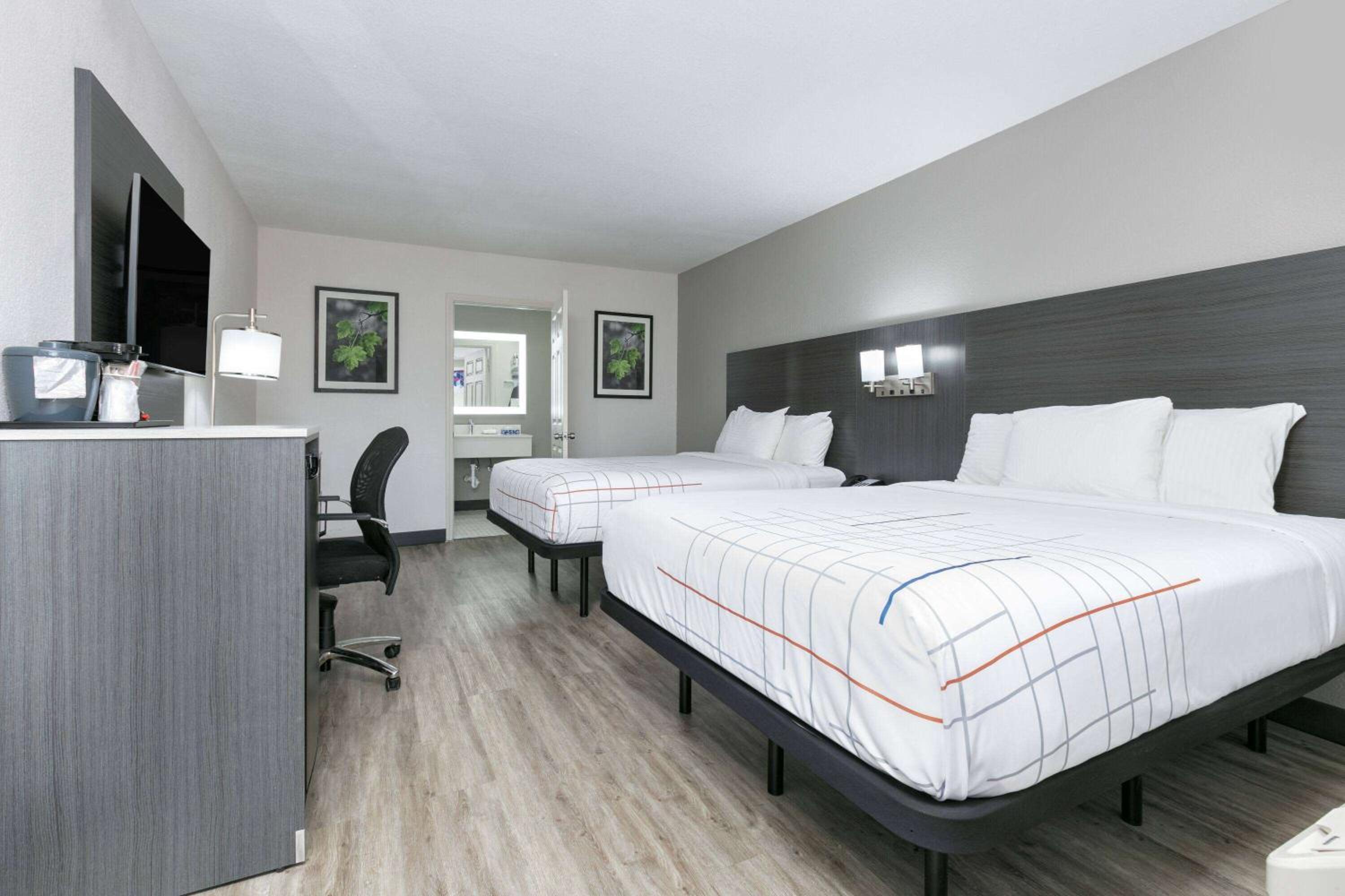 Double Room with Two Double Beds and Bath Tub - Mobilty Accessible/Non-Smoking photo 3