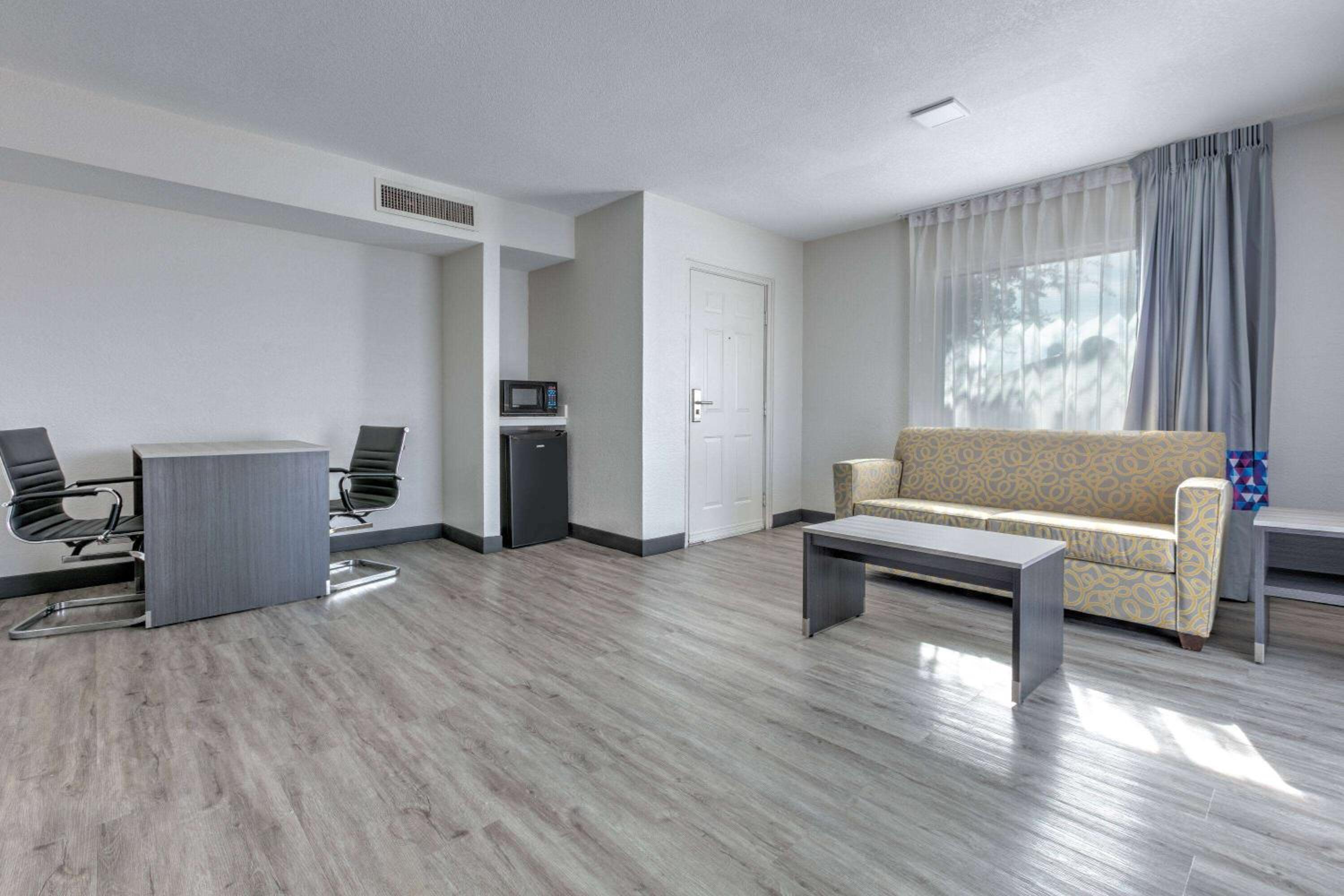King Suite - Non-Smoking photo 2