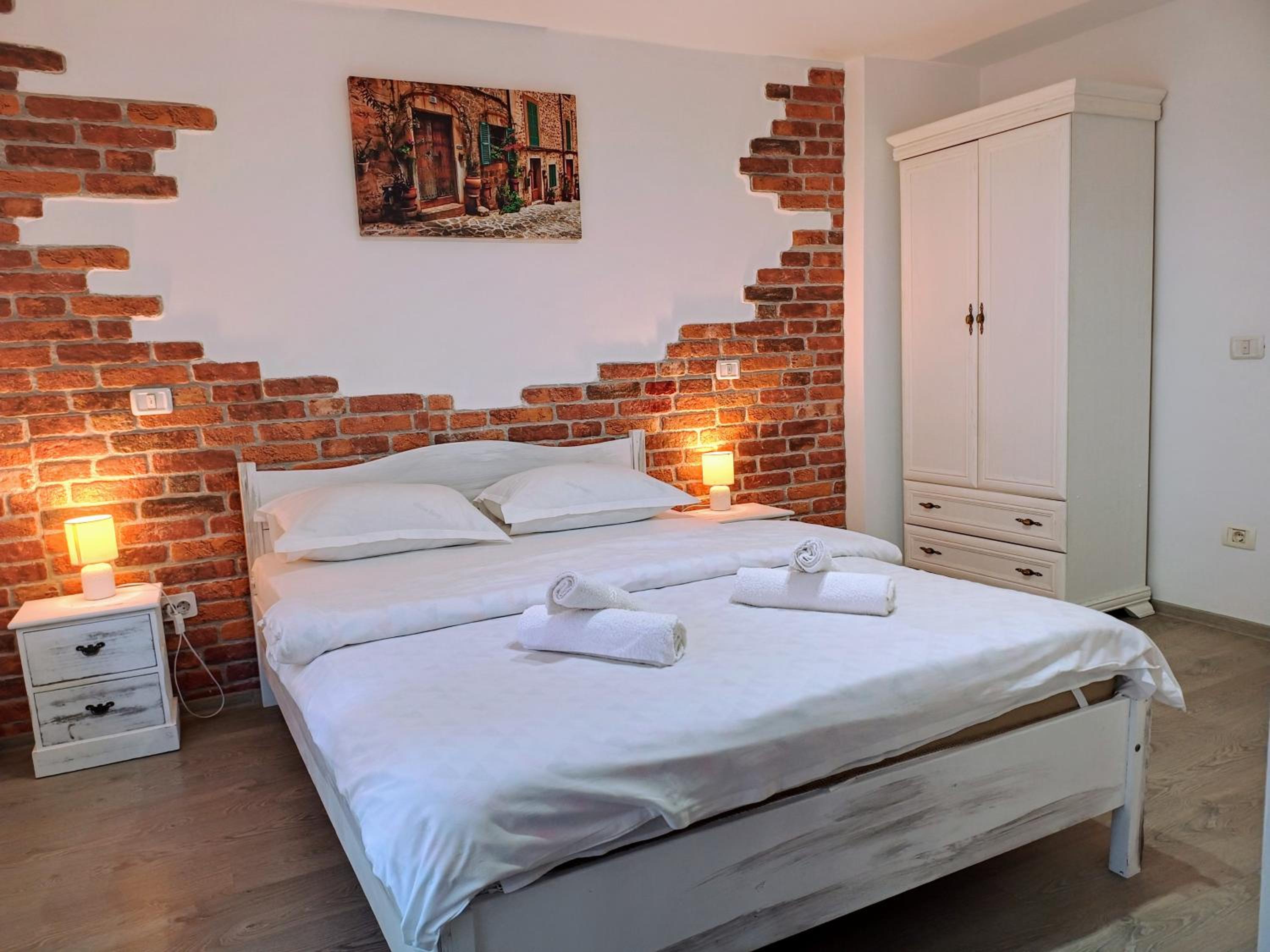 Double Room with Private Bathroom - Photo 1