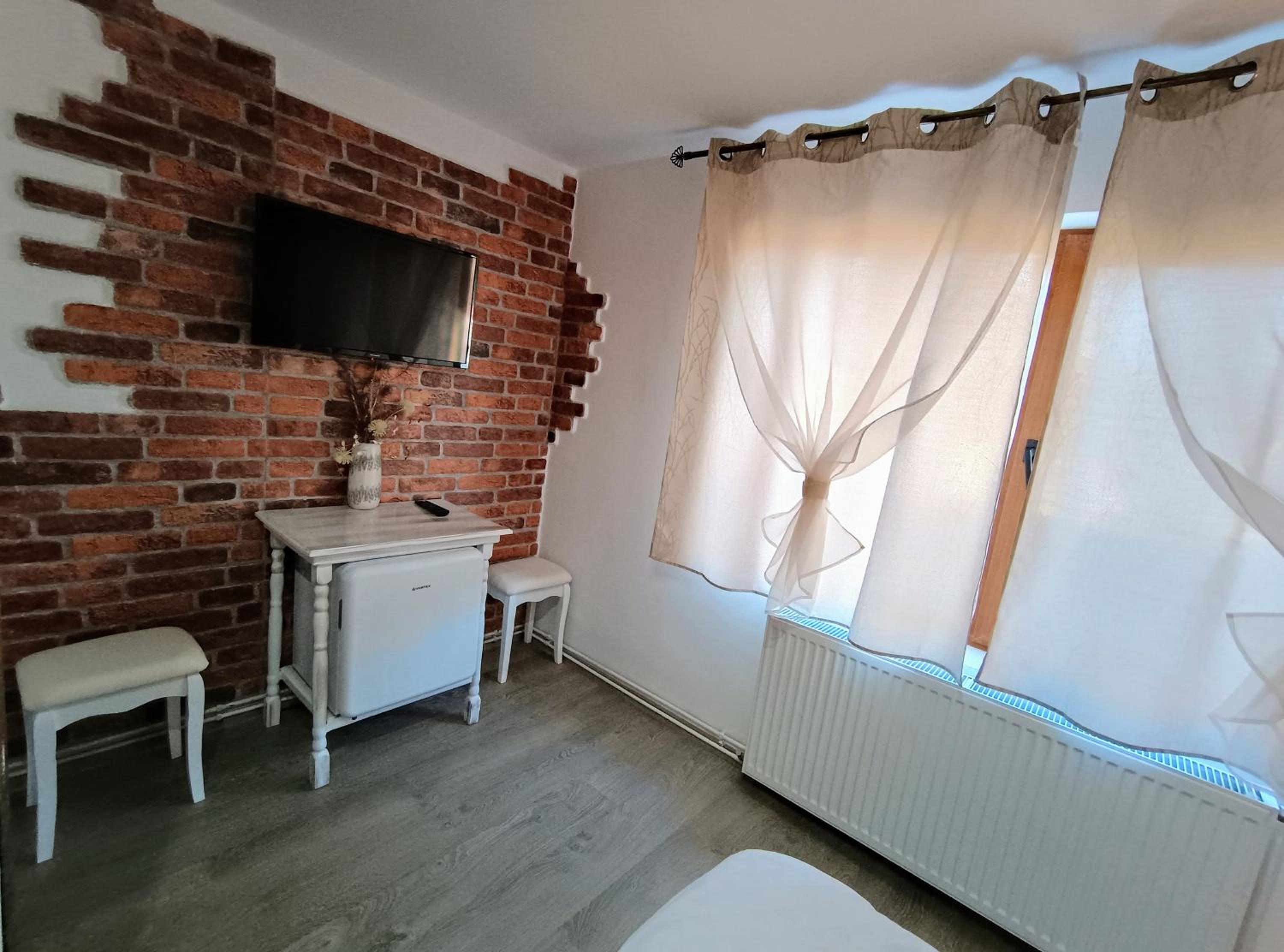 Double Room with Private Bathroom - Photo 9