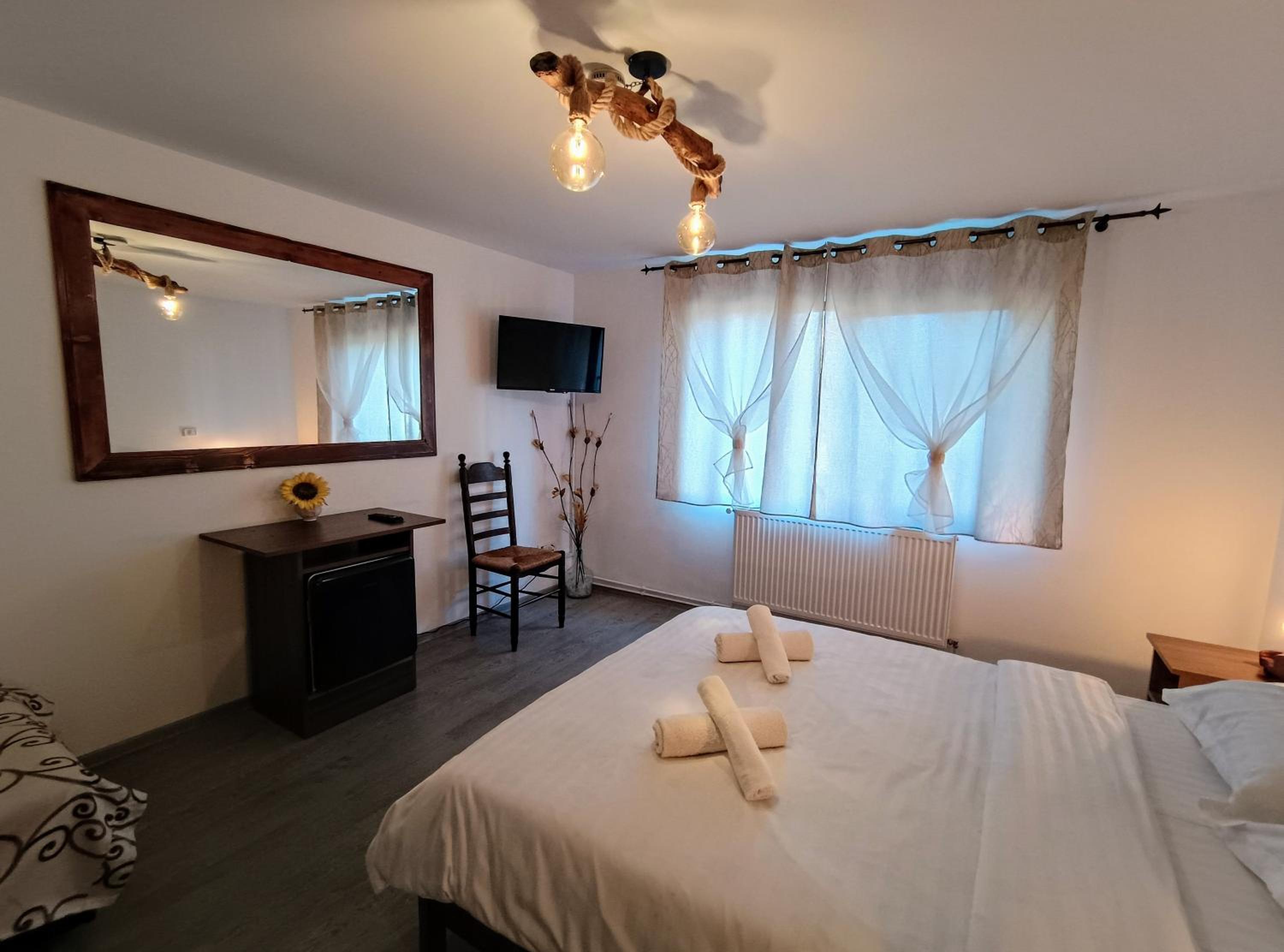 Double Room with Private Bathroom - Photo 10