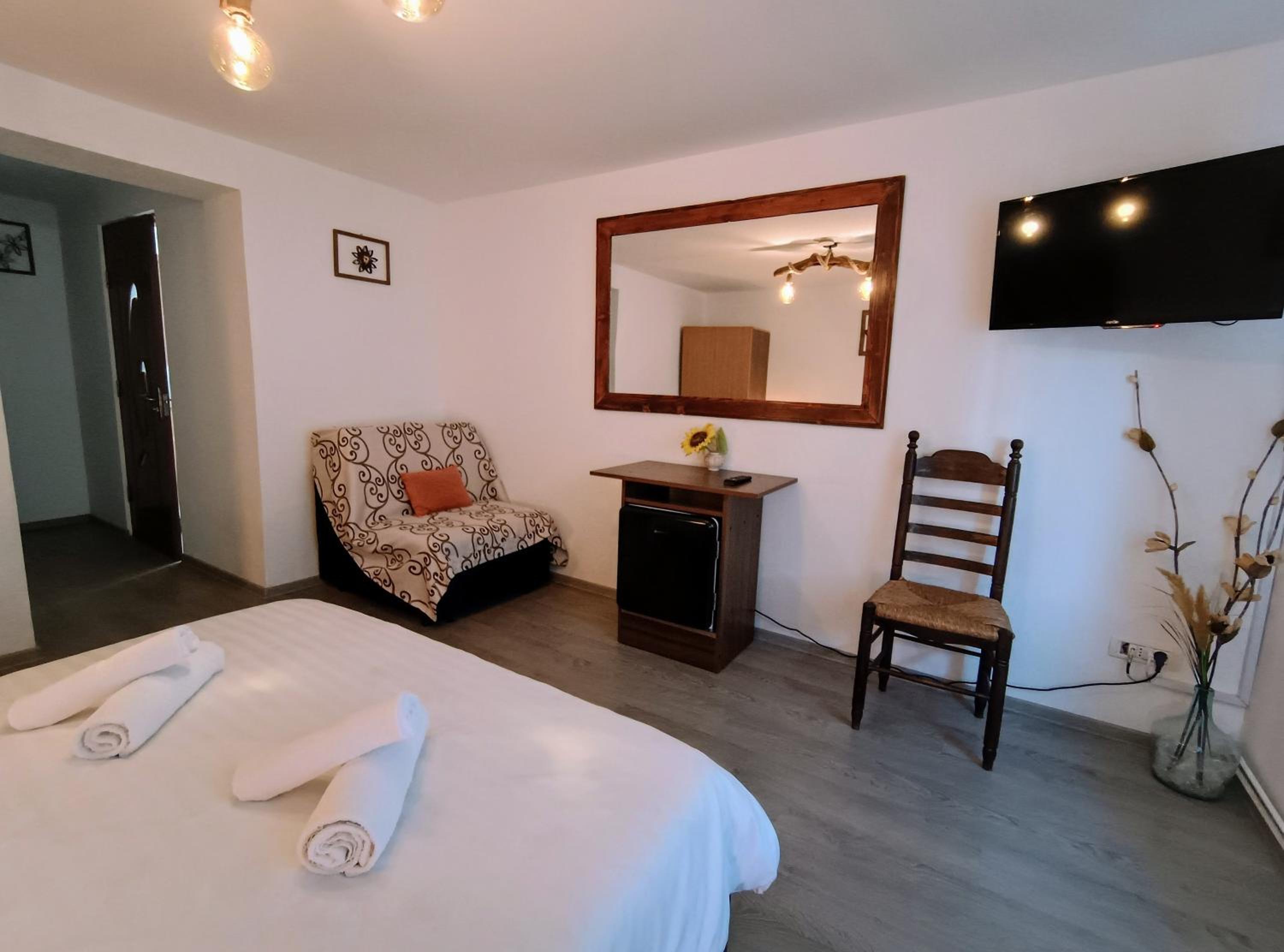 Double Room with Private Bathroom - Photo 11