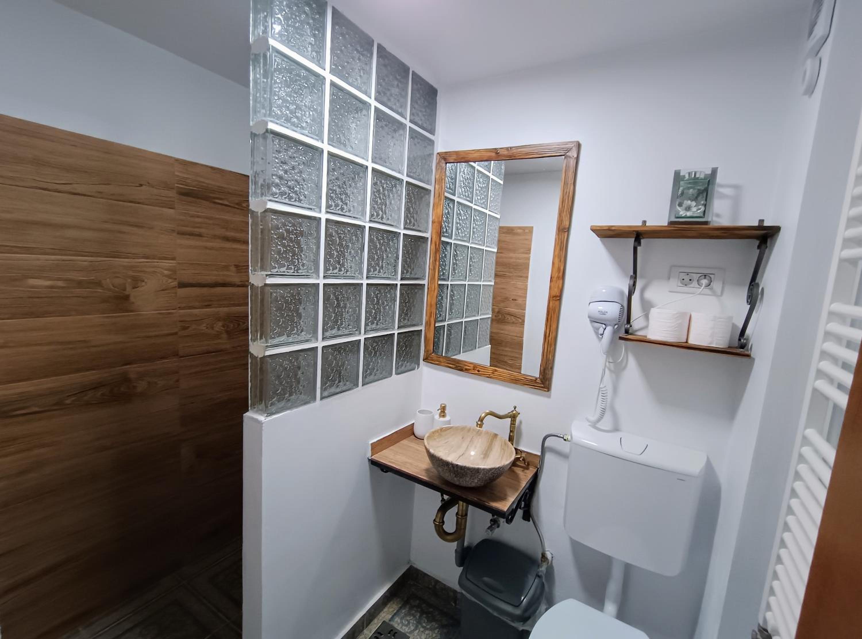 Double Room with Private Bathroom - Photo 12